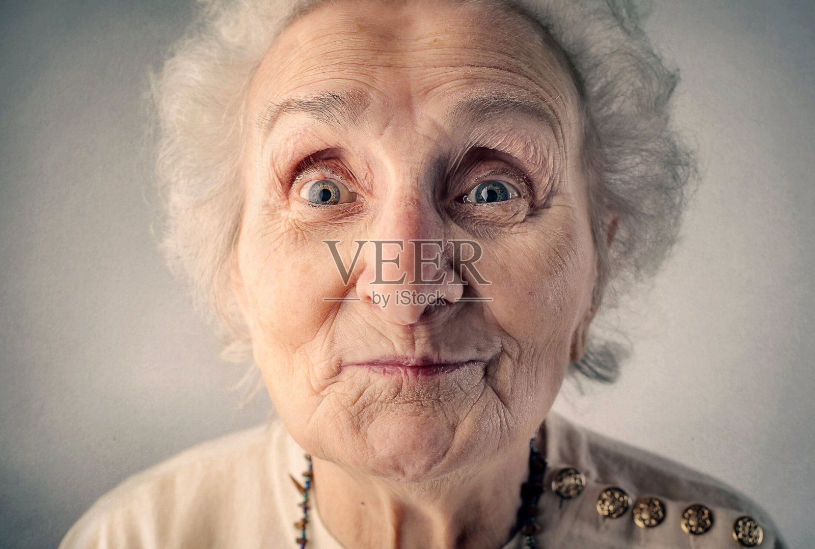 惊讶的老妇人的肖像照片摄影图片