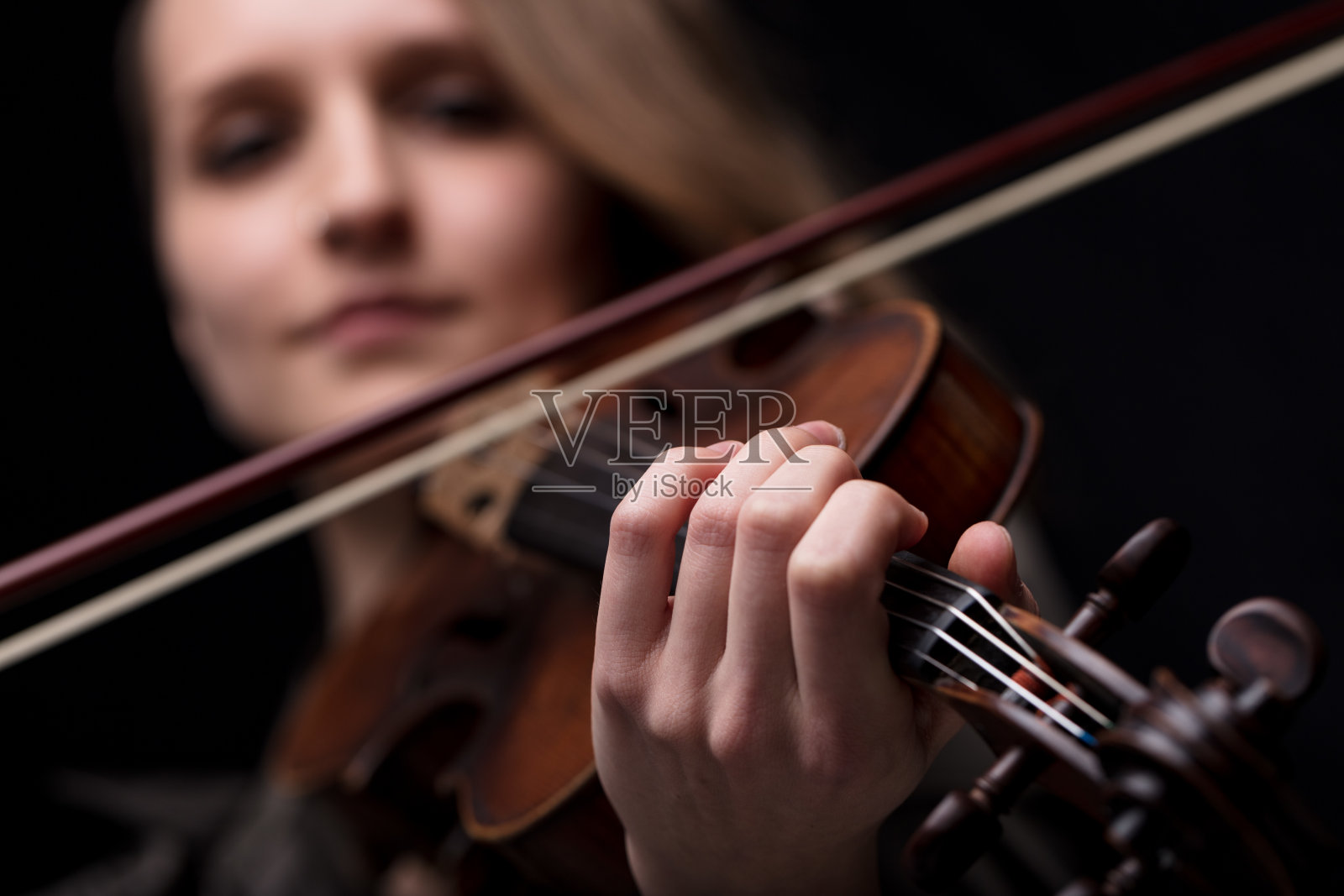 小提琴手的演奏照片摄影图片