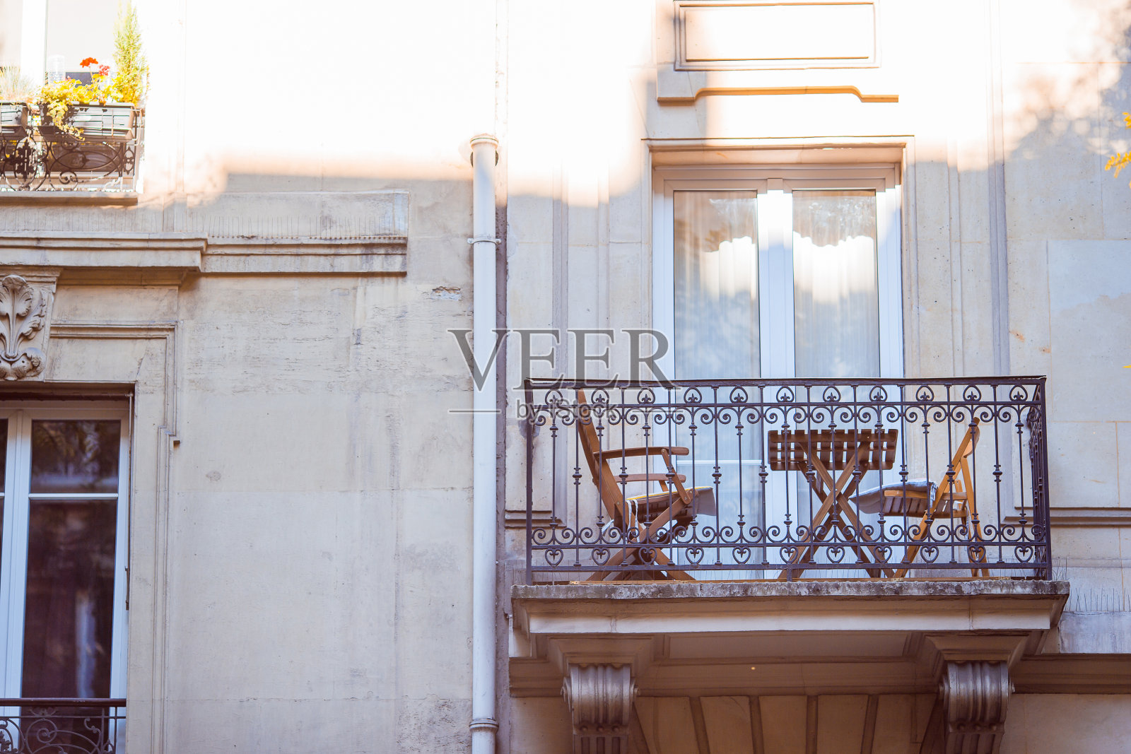 美丽的欧洲房子和阳台在巴黎，法国。蒙马特的城市景观照片摄影图片