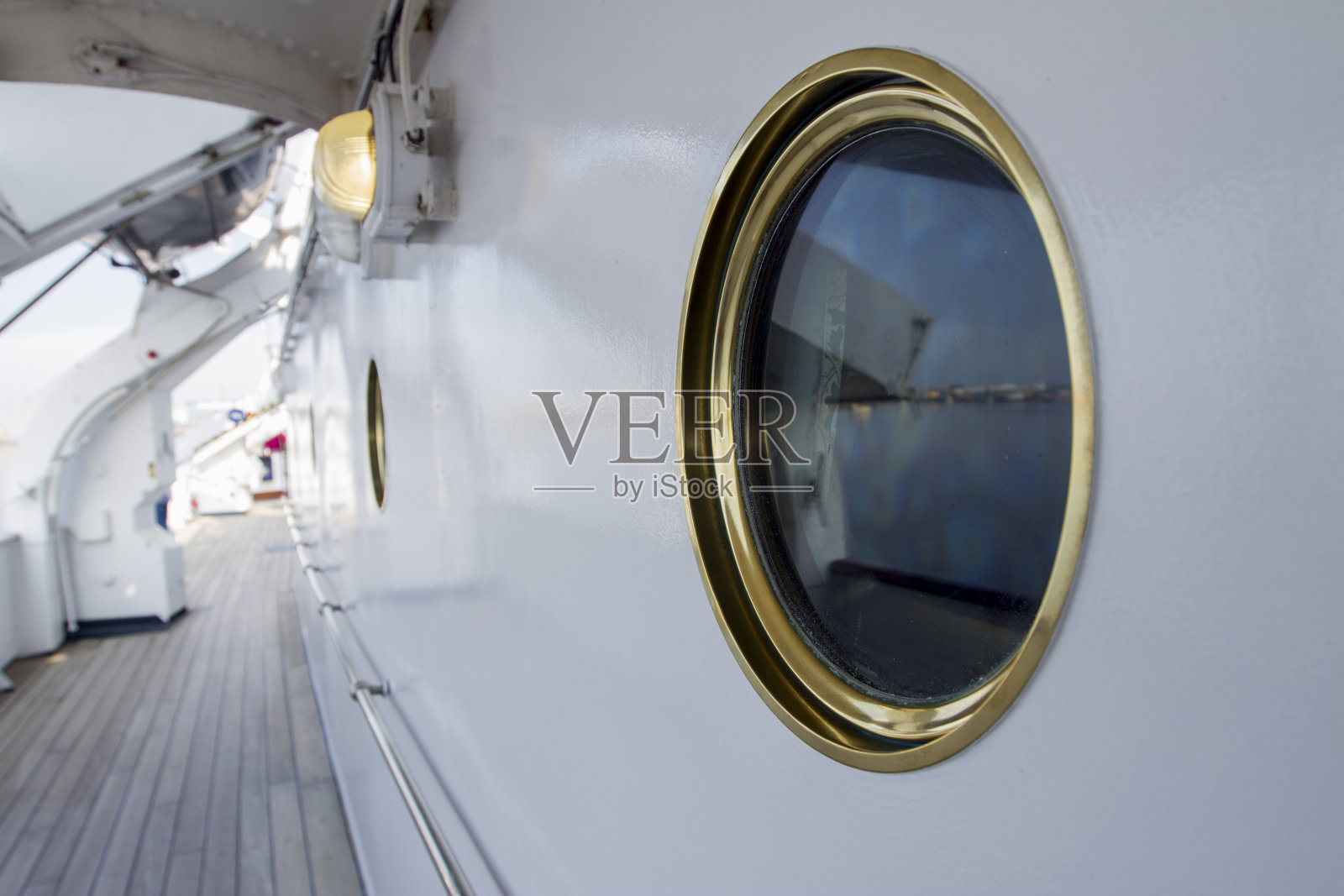 豪华游艇上的金色边缘的圆形舷窗照片摄影图片