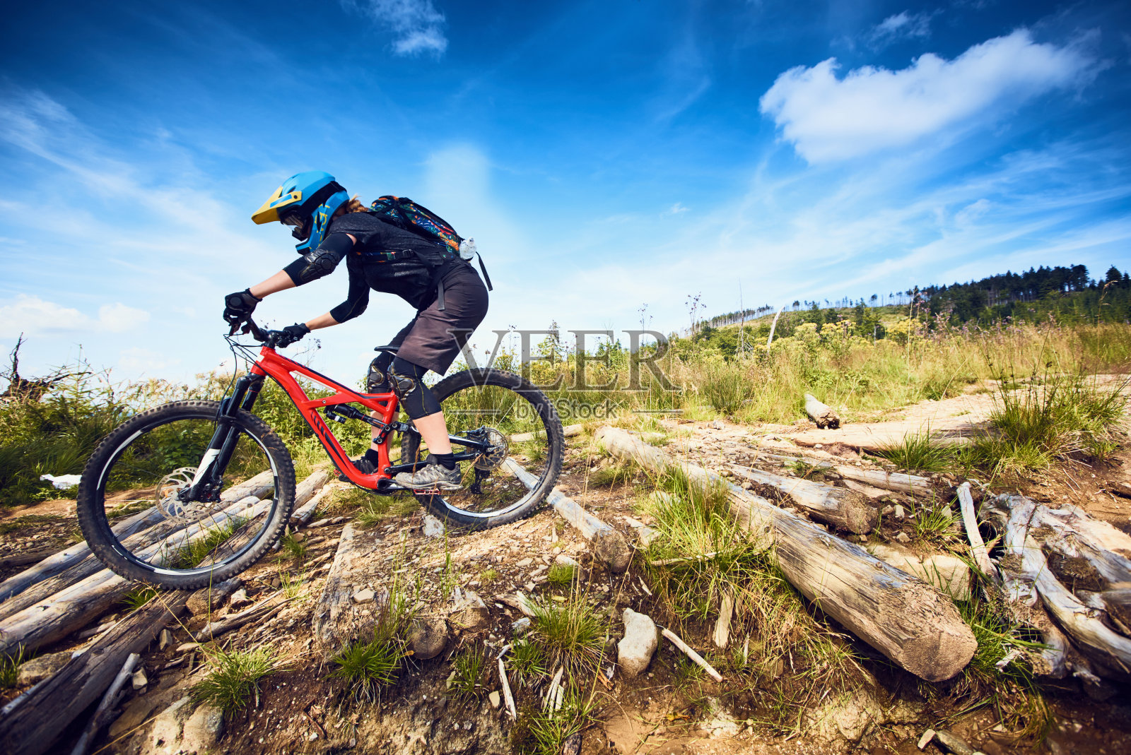 女山地自行车自行车在晴朗的一天在欧洲山区赛道照片摄影图片