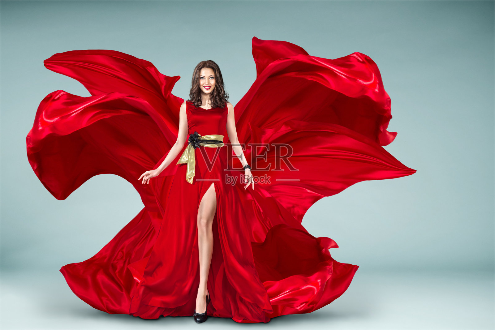 穿着飘动的红色连衣裙的女人照片摄影图片