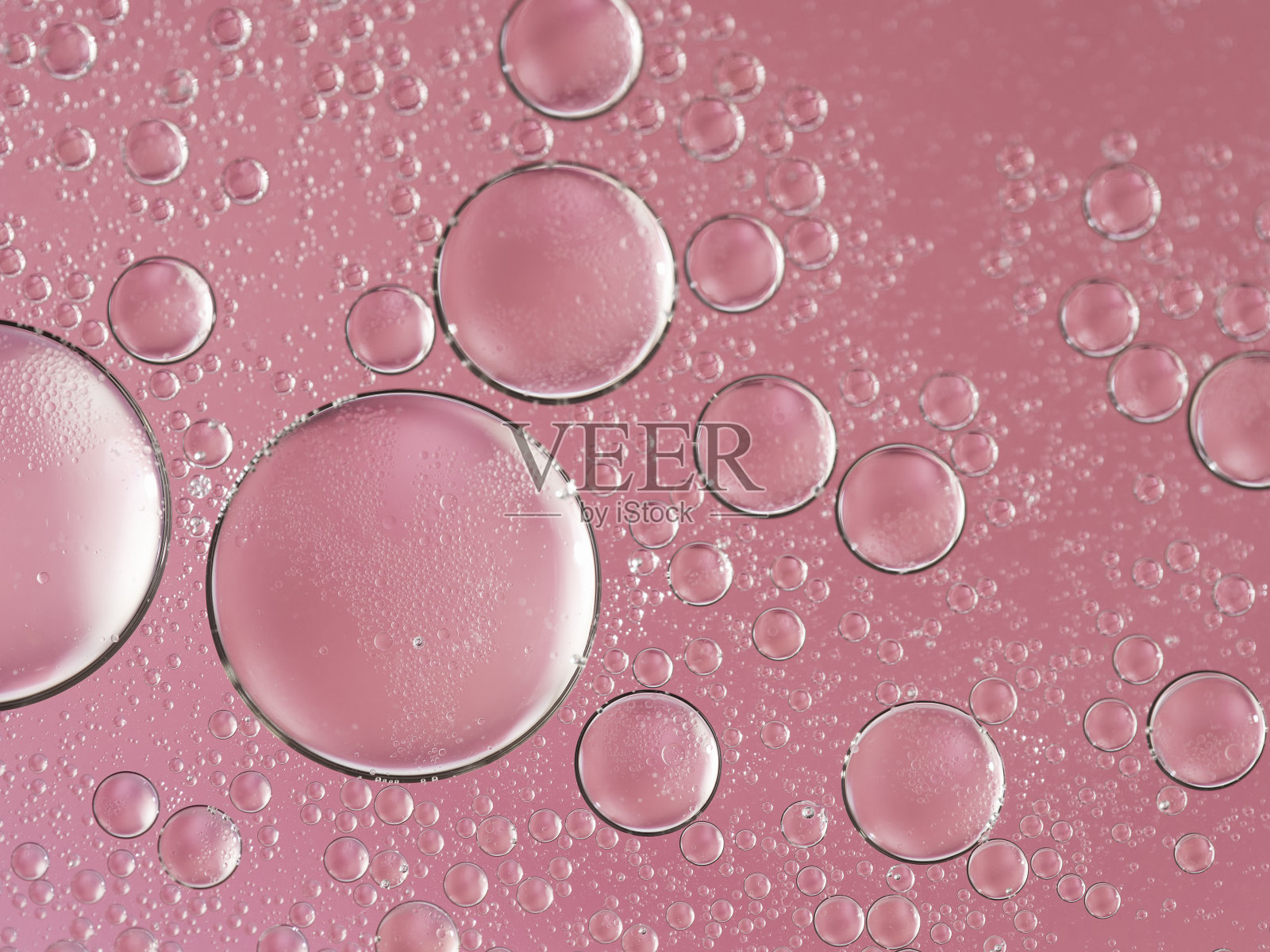 漂亮的粉色油和液体泡沫抽象。照片摄影图片