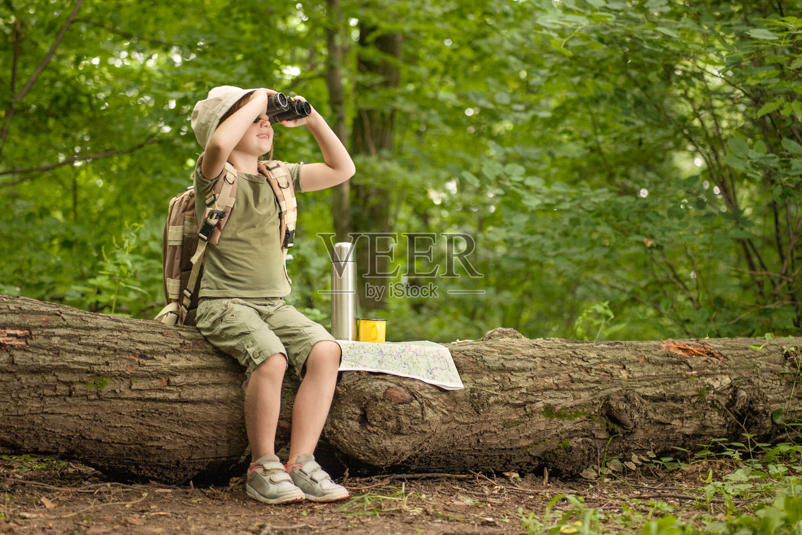 用望远镜看鸟的女孩，在树林里露营的女孩照片摄影图片