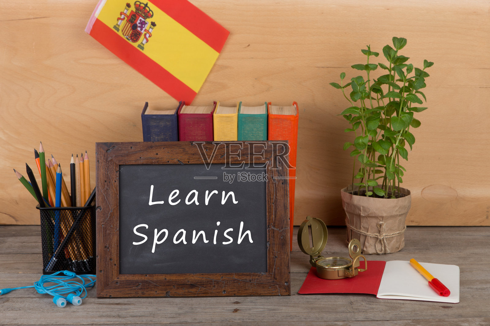 黑板上写着“学习西班牙语!”，西班牙国旗照片摄影图片