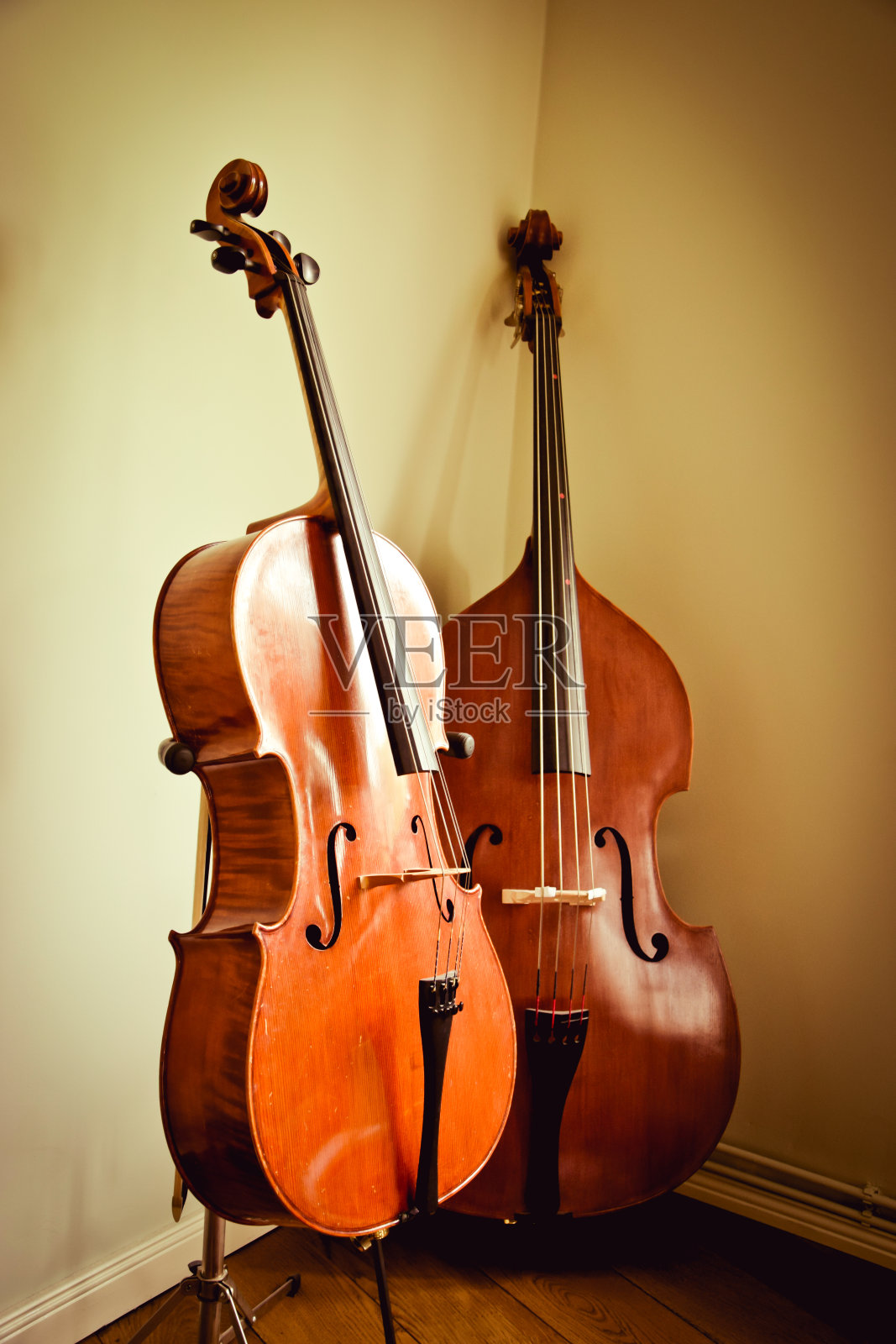 大提琴和低音提琴在角落里照片摄影图片