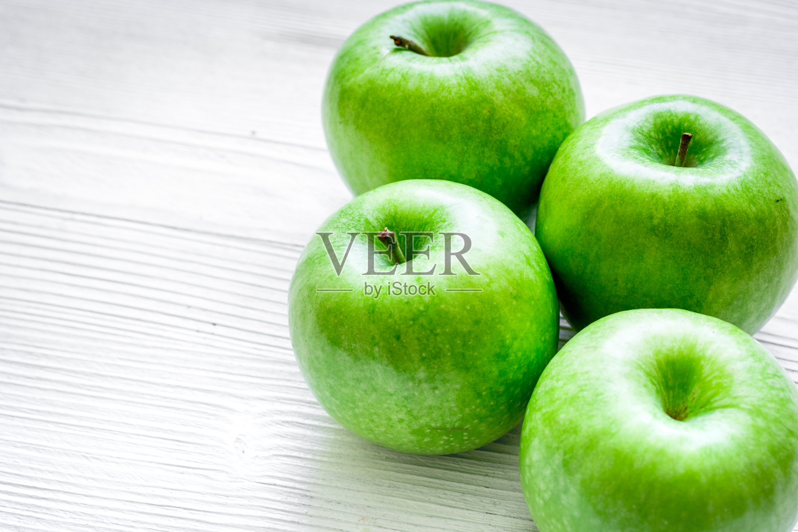 白底上的青苹果是健康的甜点照片摄影图片