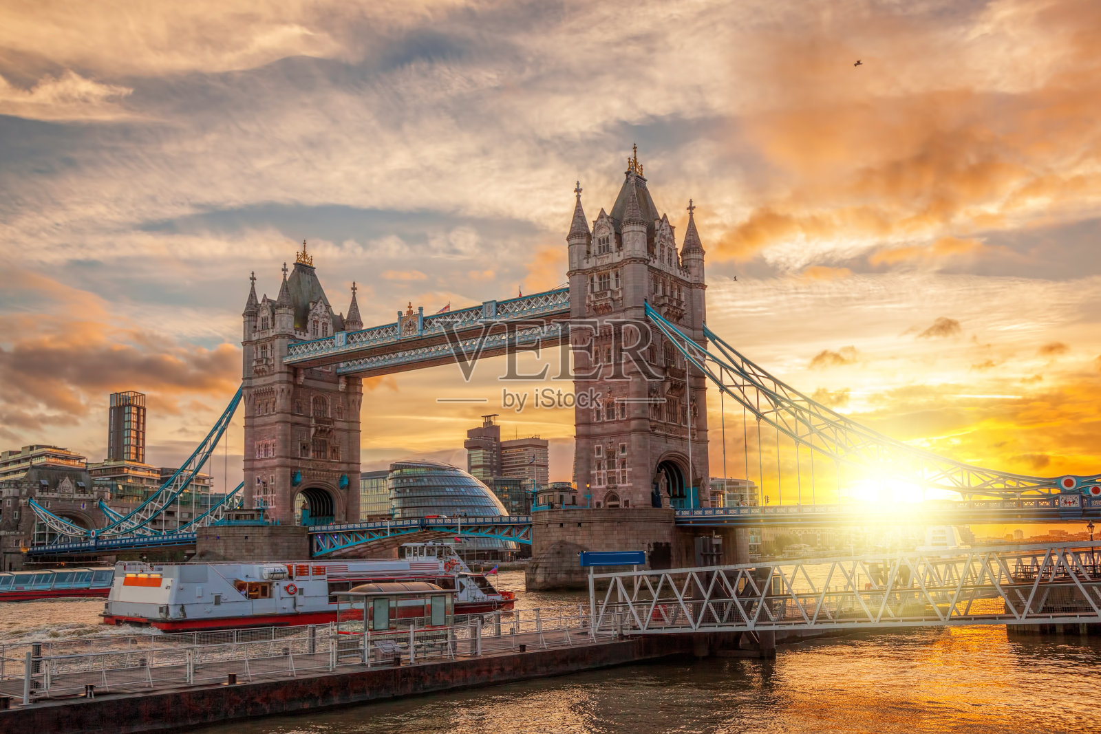 英国伦敦塔桥上的夕阳照片摄影图片