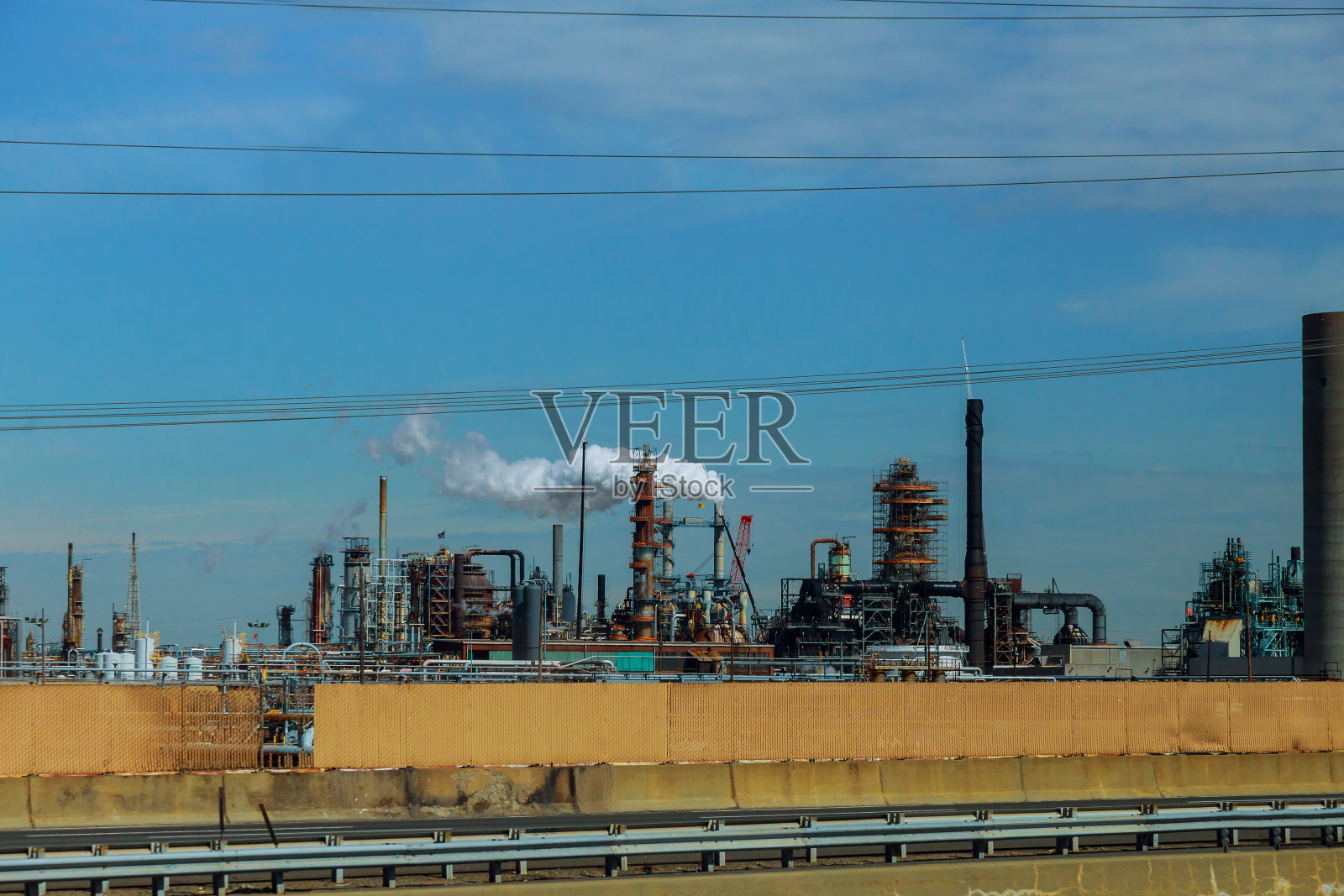 石油和天然气工业-炼油厂在暮光工厂工厂照片摄影图片