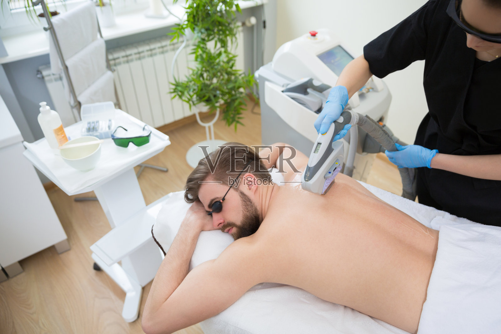 男性背部的IPL治疗照片摄影图片