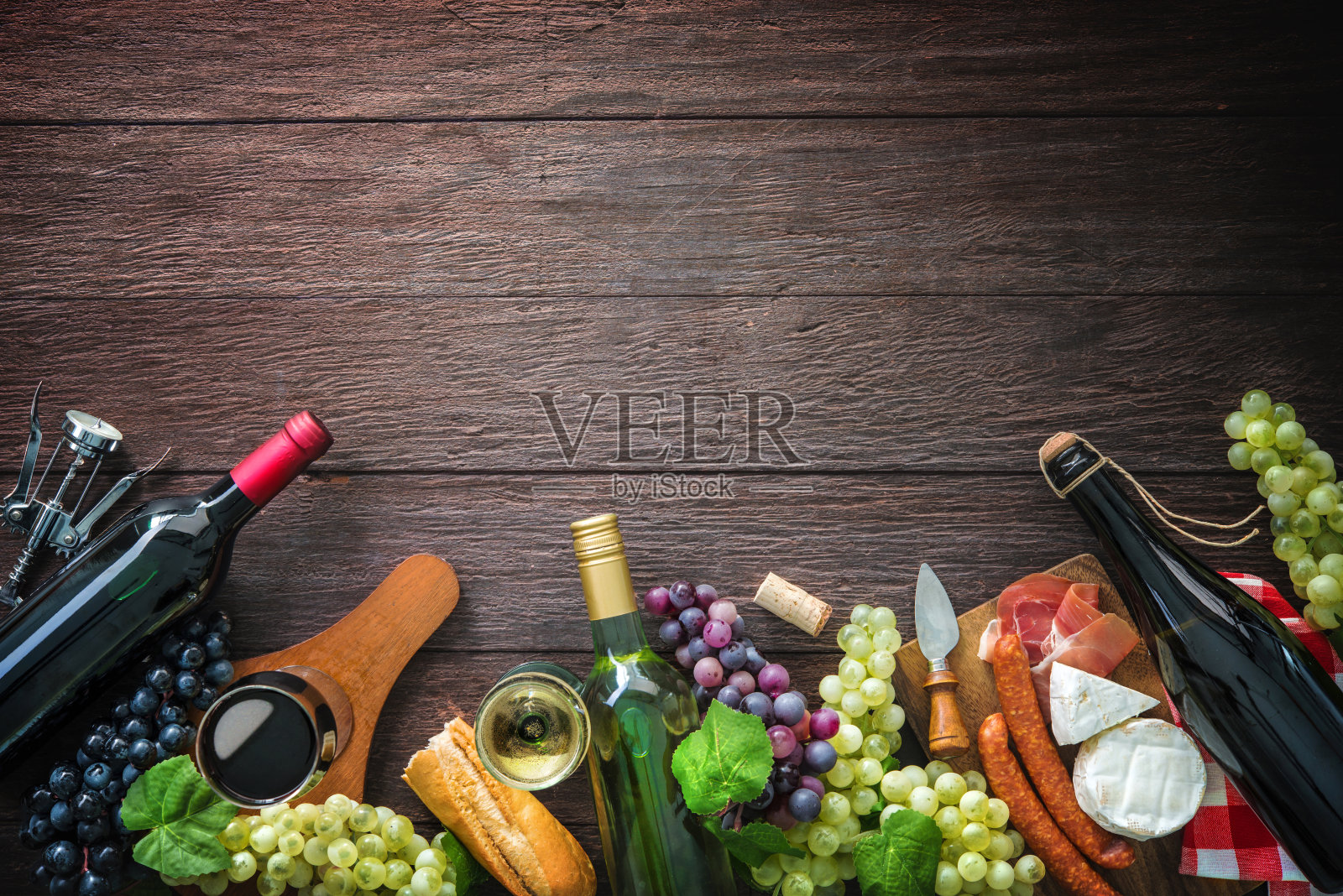 葡萄，奶酪，火腿和软木塞酒瓶照片摄影图片