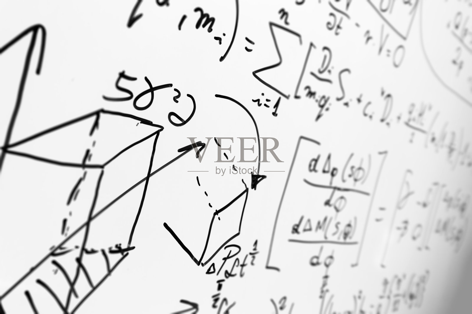 复杂的数学公式在白板上。数学，科学和经济学照片摄影图片