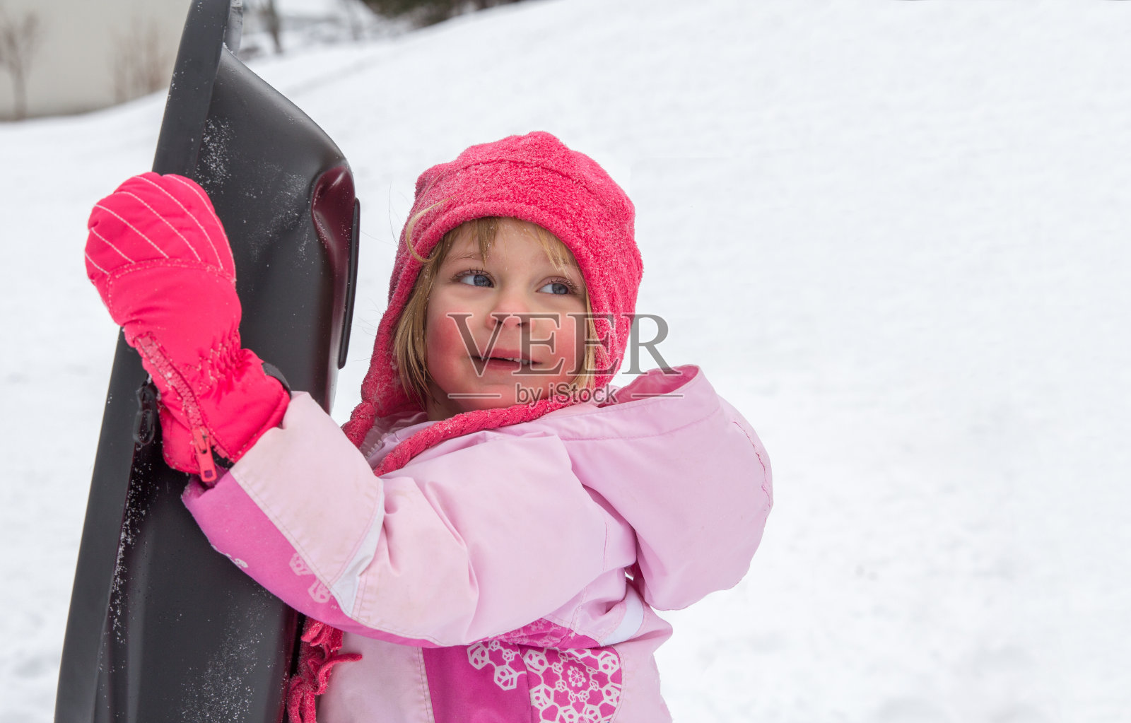 拉雪橇的小女孩照片摄影图片