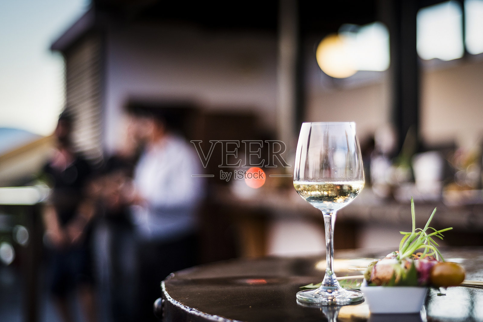 一杯白葡萄酒与美食小吃小吃在户外酒吧日落照片摄影图片