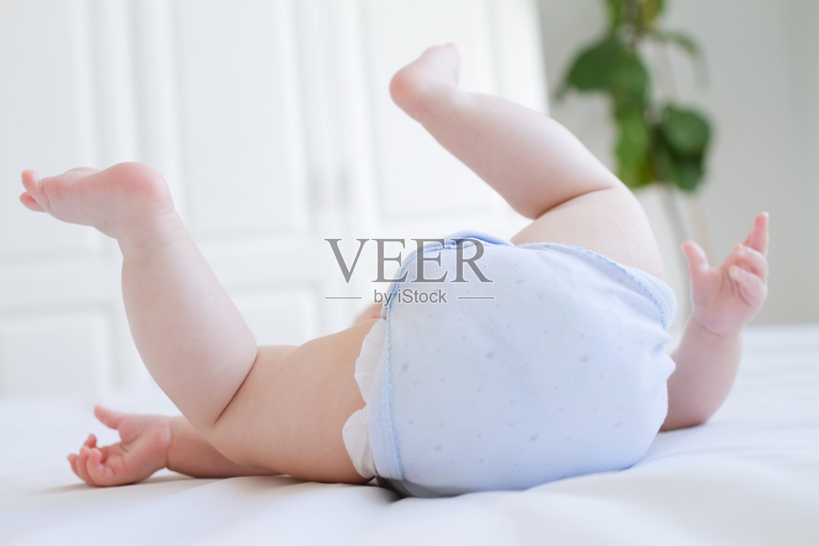 婴儿的腿和臀部在尿布照片摄影图片
