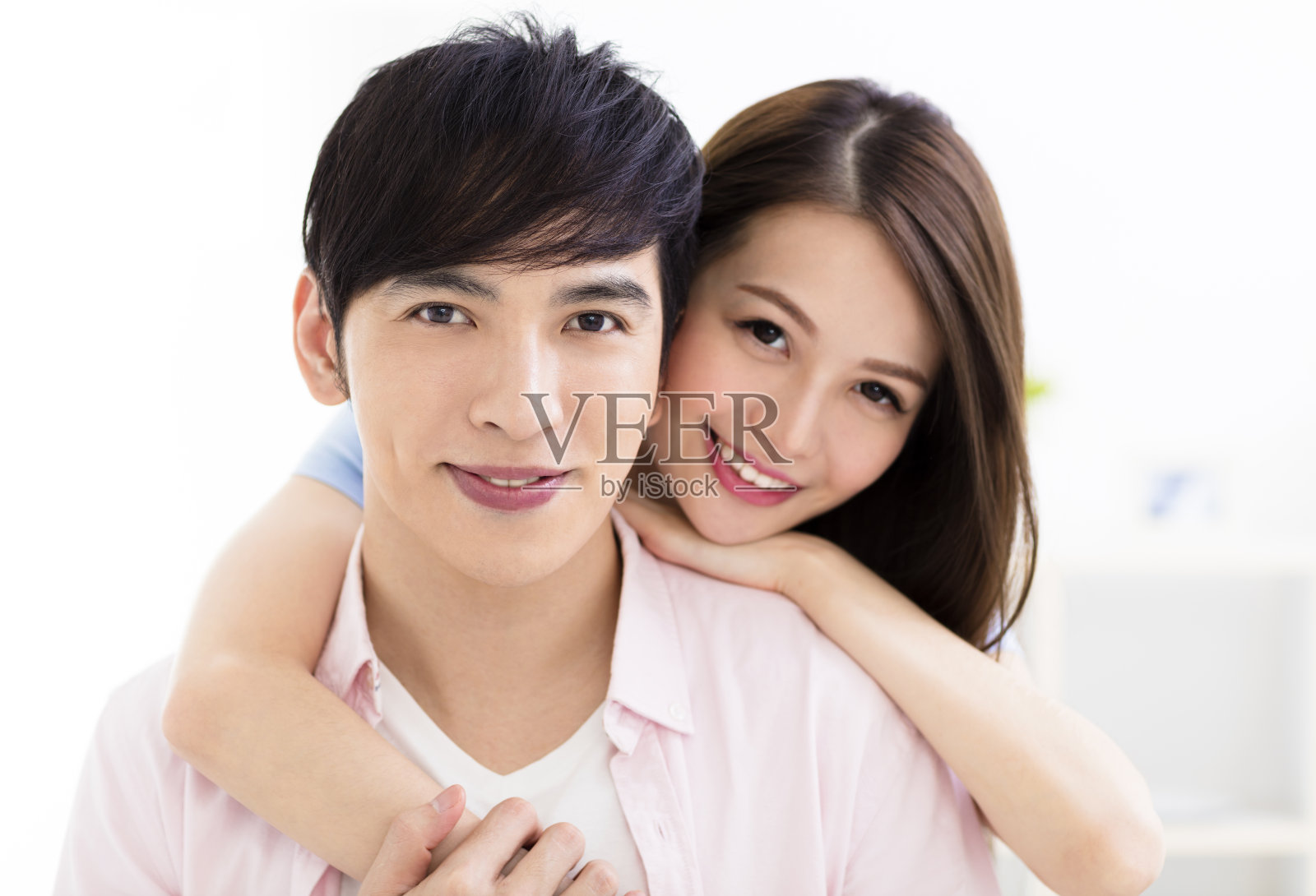 微笑的亚洲年轻夫妇的肖像照片摄影图片