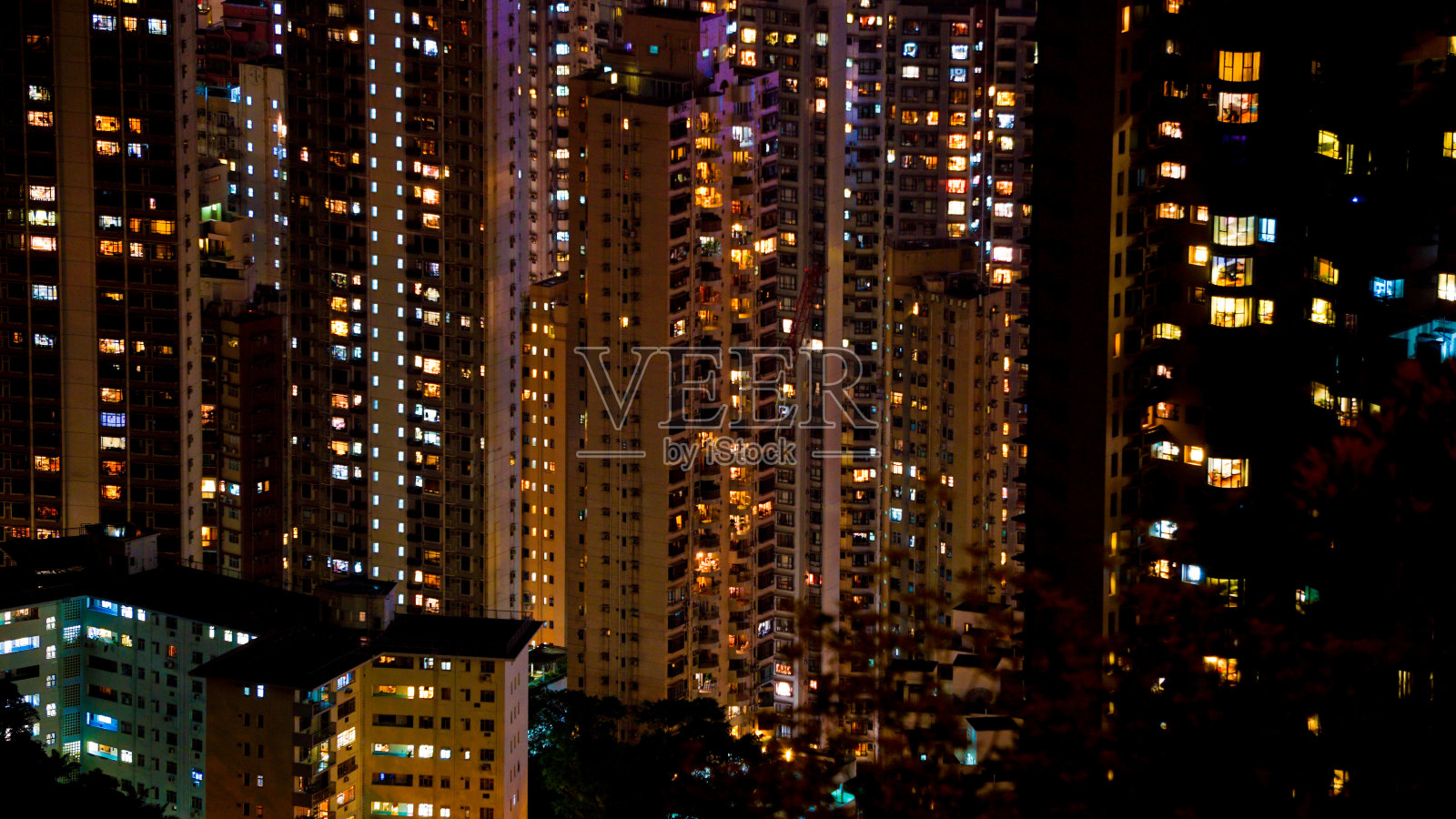 香港住宅大楼的窗户在晚上会亮起来。摘要房地产价格上涨照片摄影图片