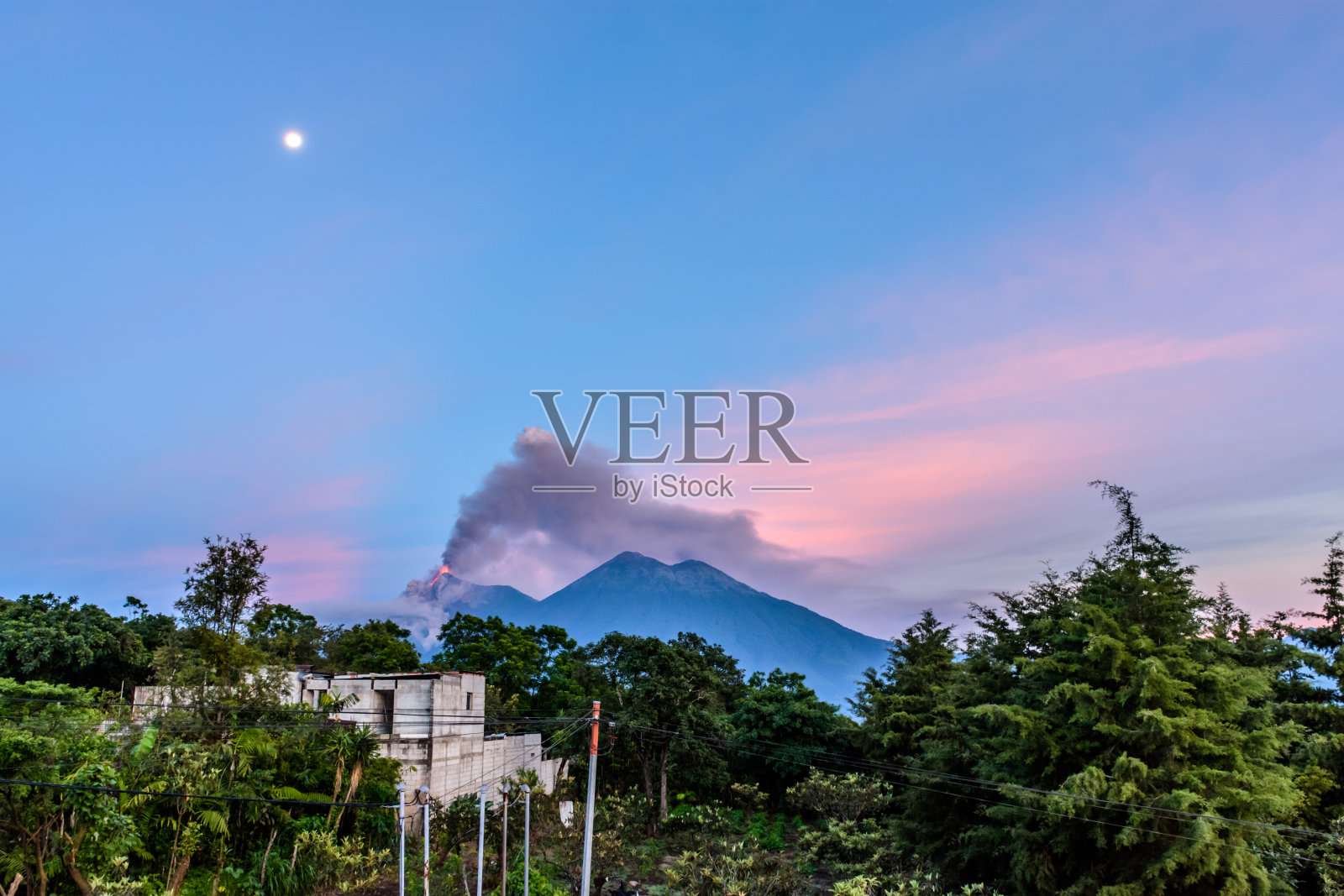 危地马拉的火地岛火山在黎明时分喷发照片摄影图片
