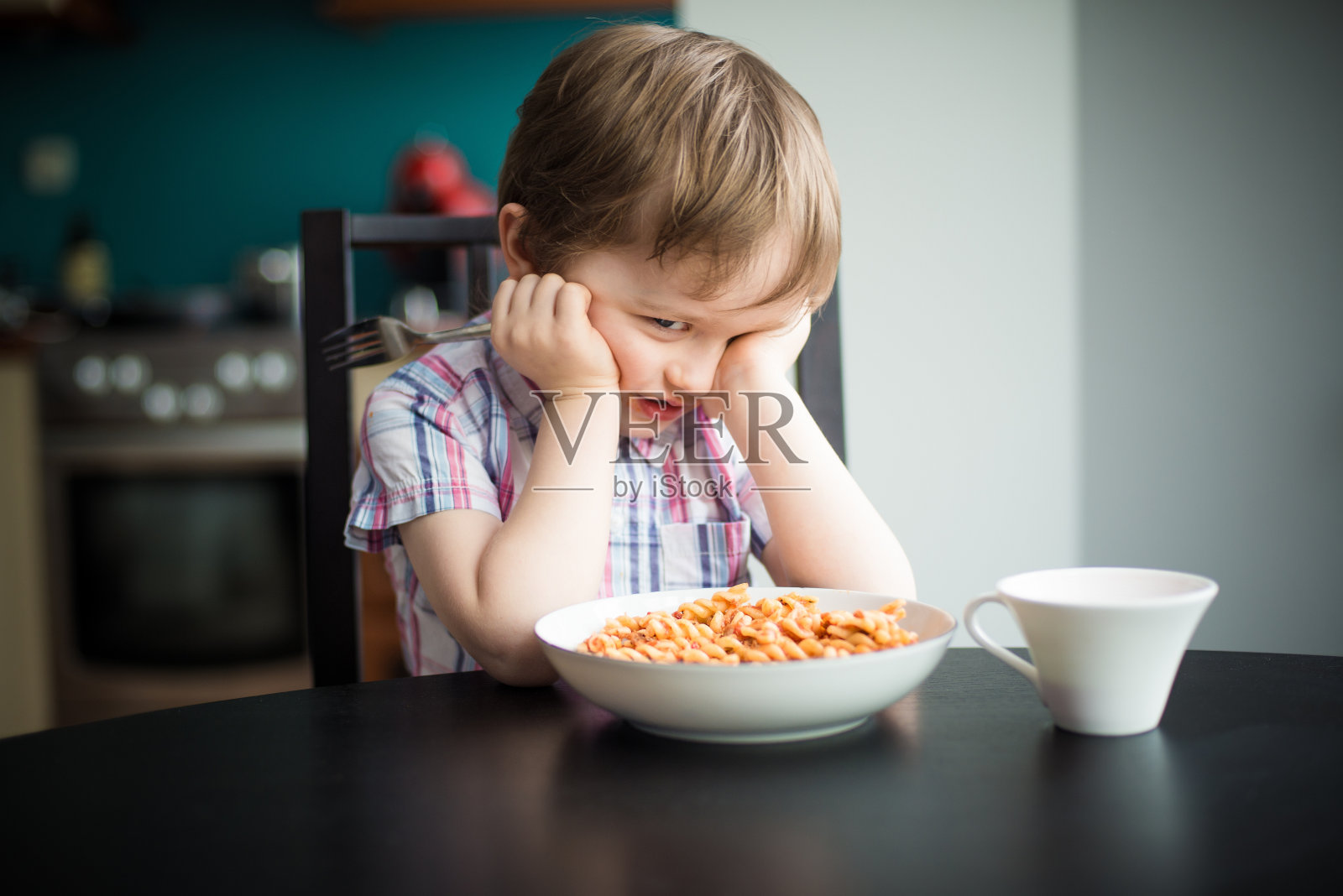 被冒犯的小男孩拒绝吃晚饭照片摄影图片