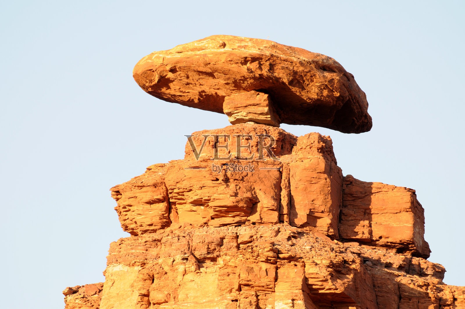 Sombrero-shaped岩层照片摄影图片