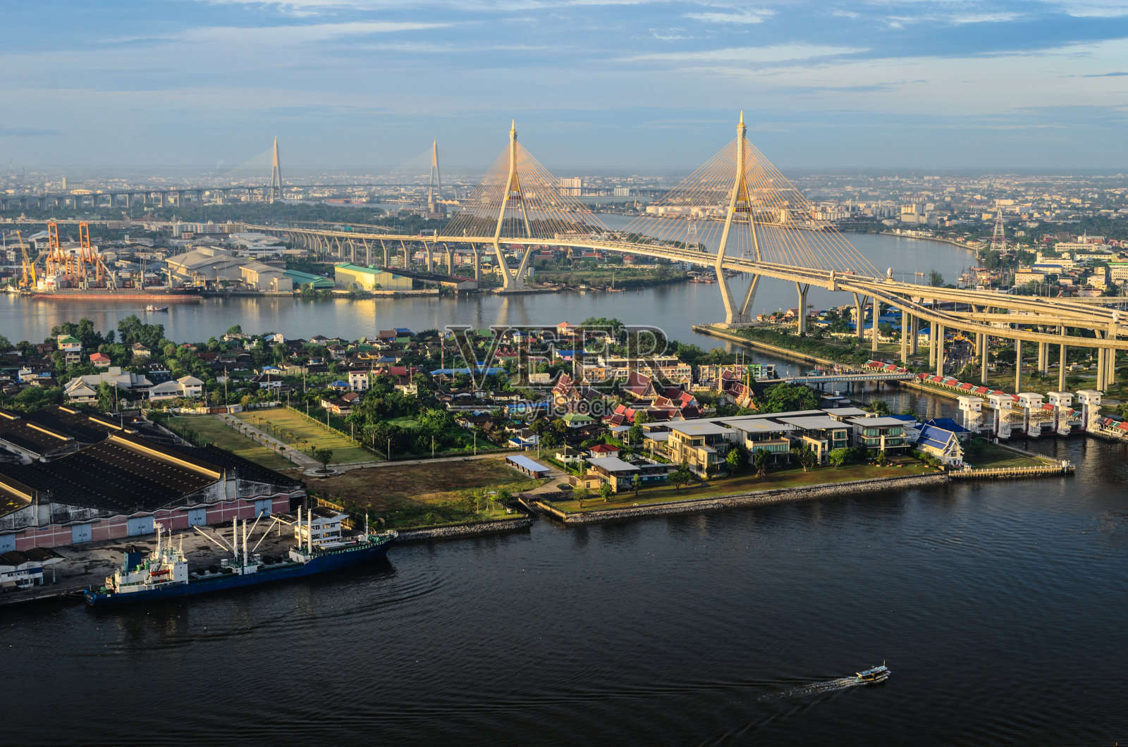 普密蓬大桥和货船照片摄影图片