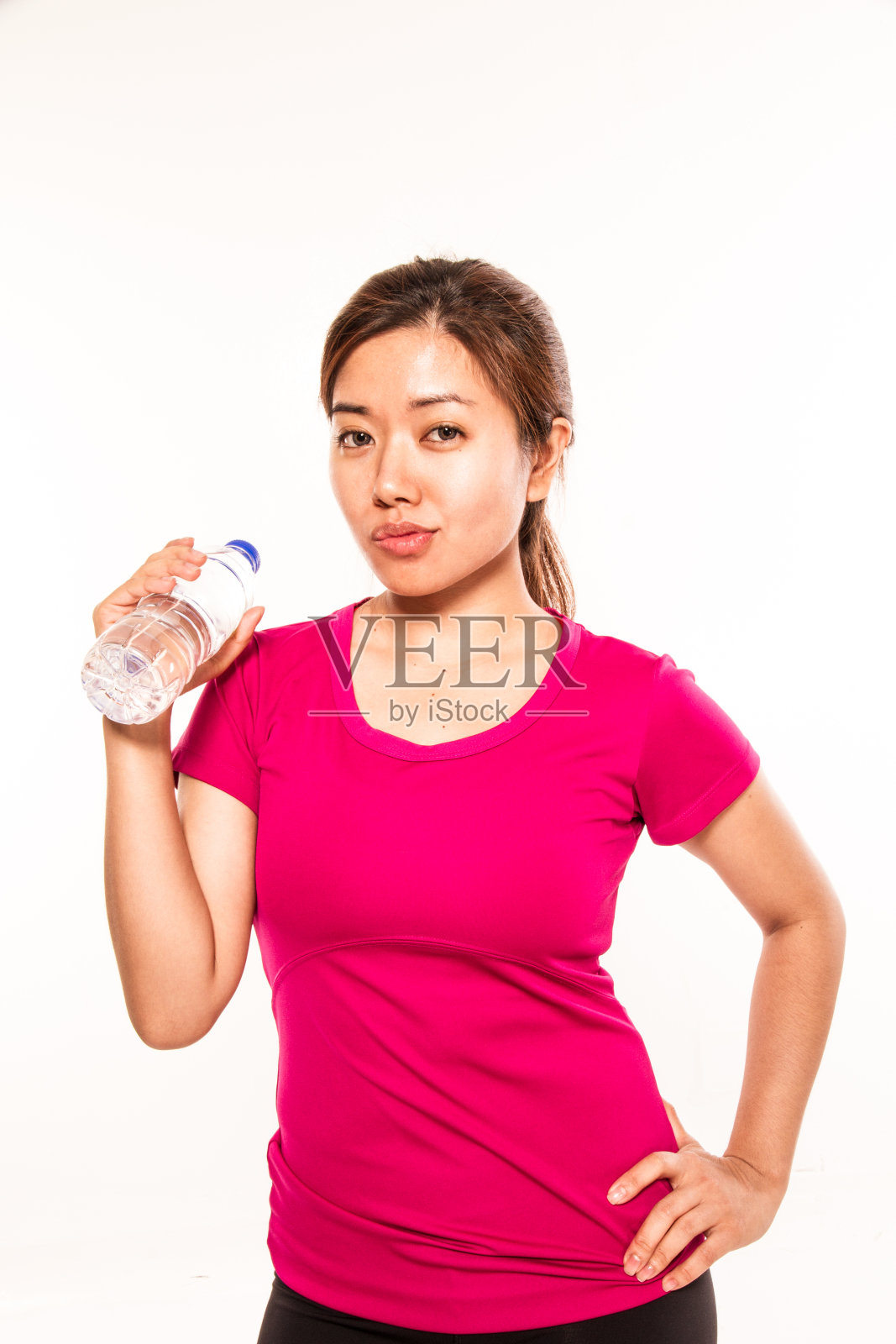 白色背景下手持水瓶的妇女肖像照片摄影图片