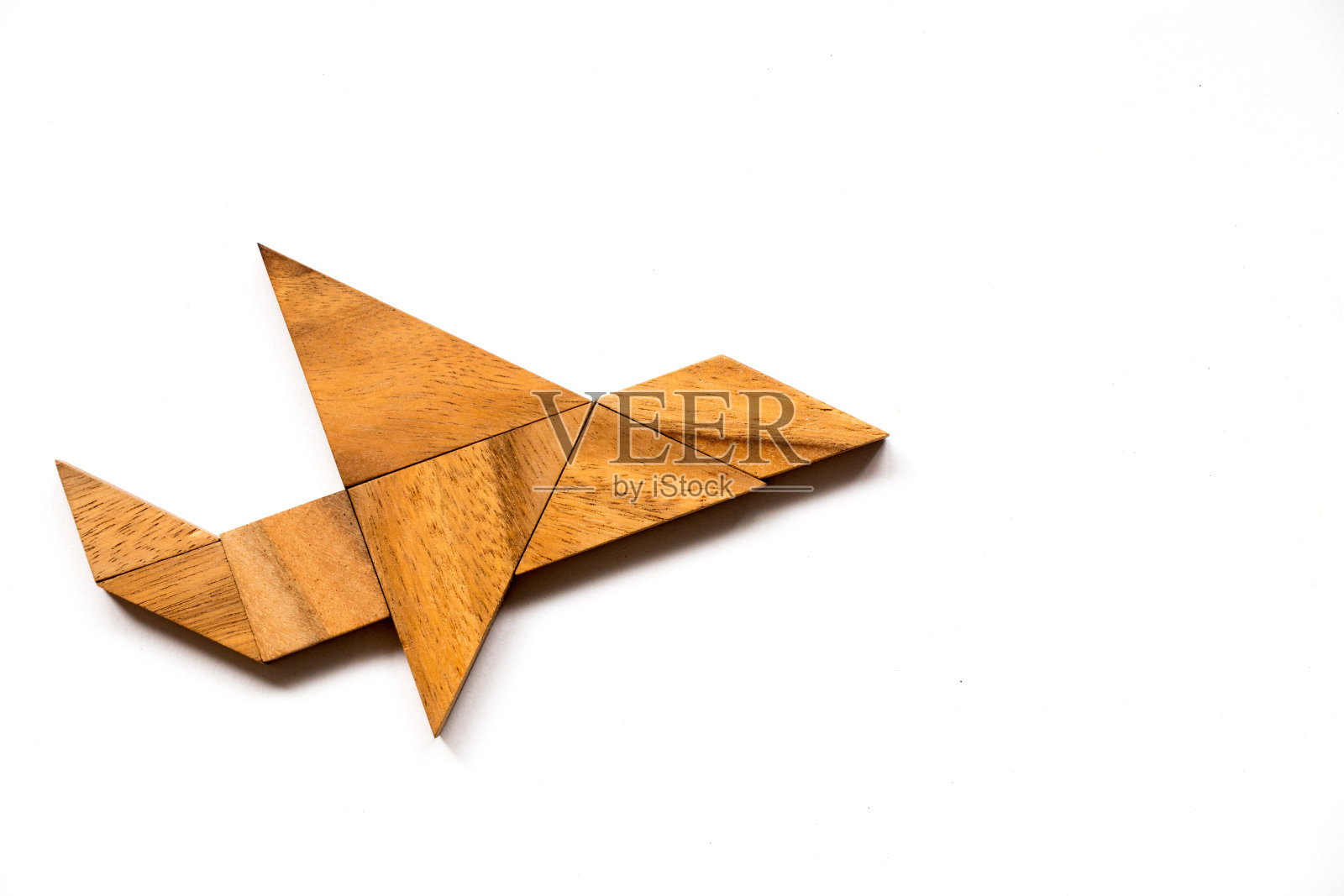 白色背景上飞机形状的木制七拼板拼图(新体验概念，开始项目)照片摄影图片