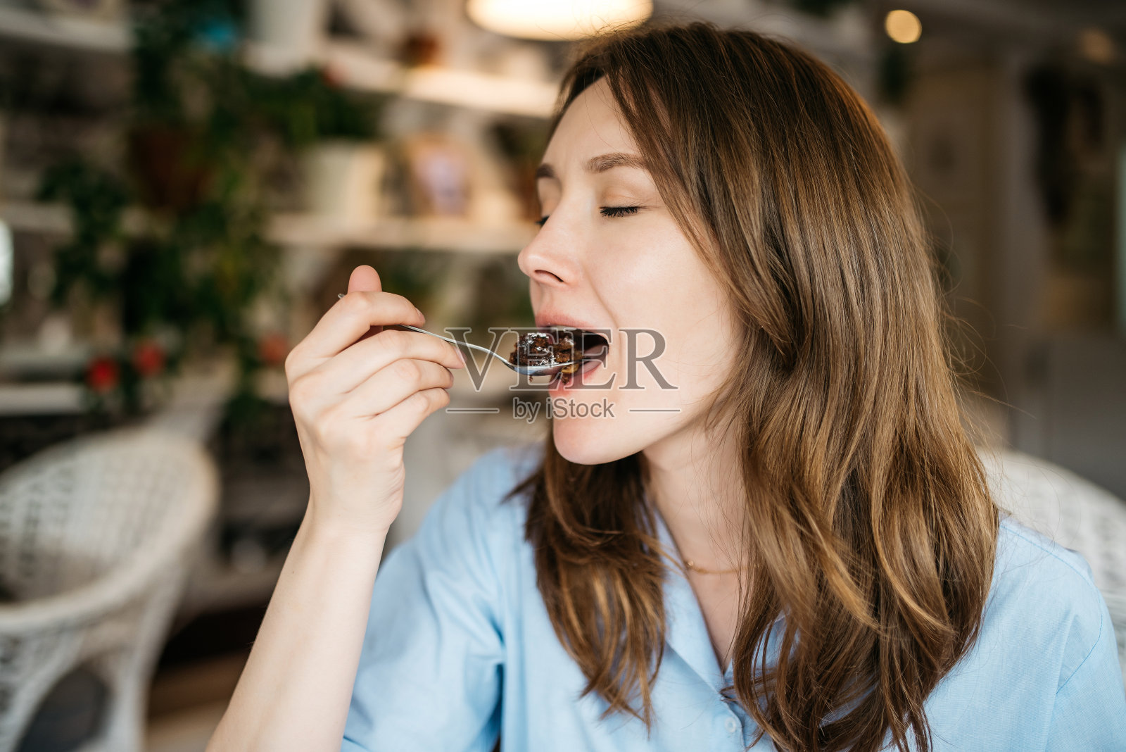 吃蛋糕的女人照片摄影图片