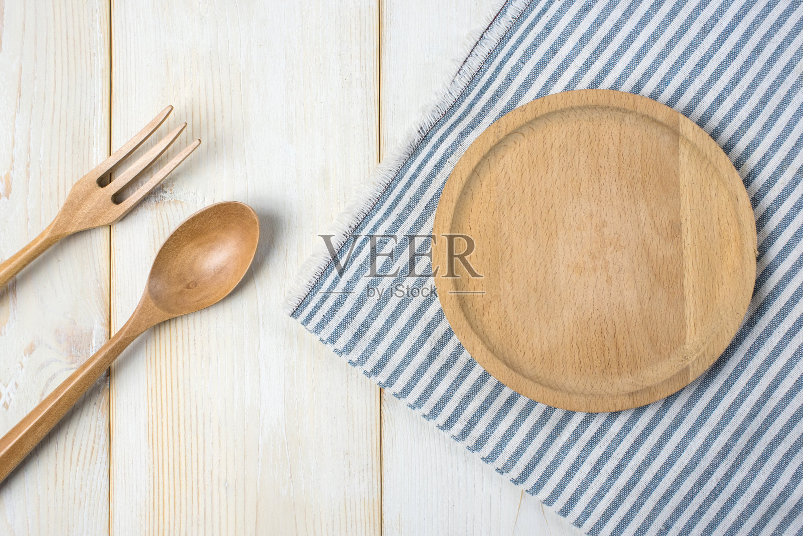 空木盘，叉子，勺子，桌布在木桌上，俯视图，背景，模板，食物显示蒙太奇。照片摄影图片