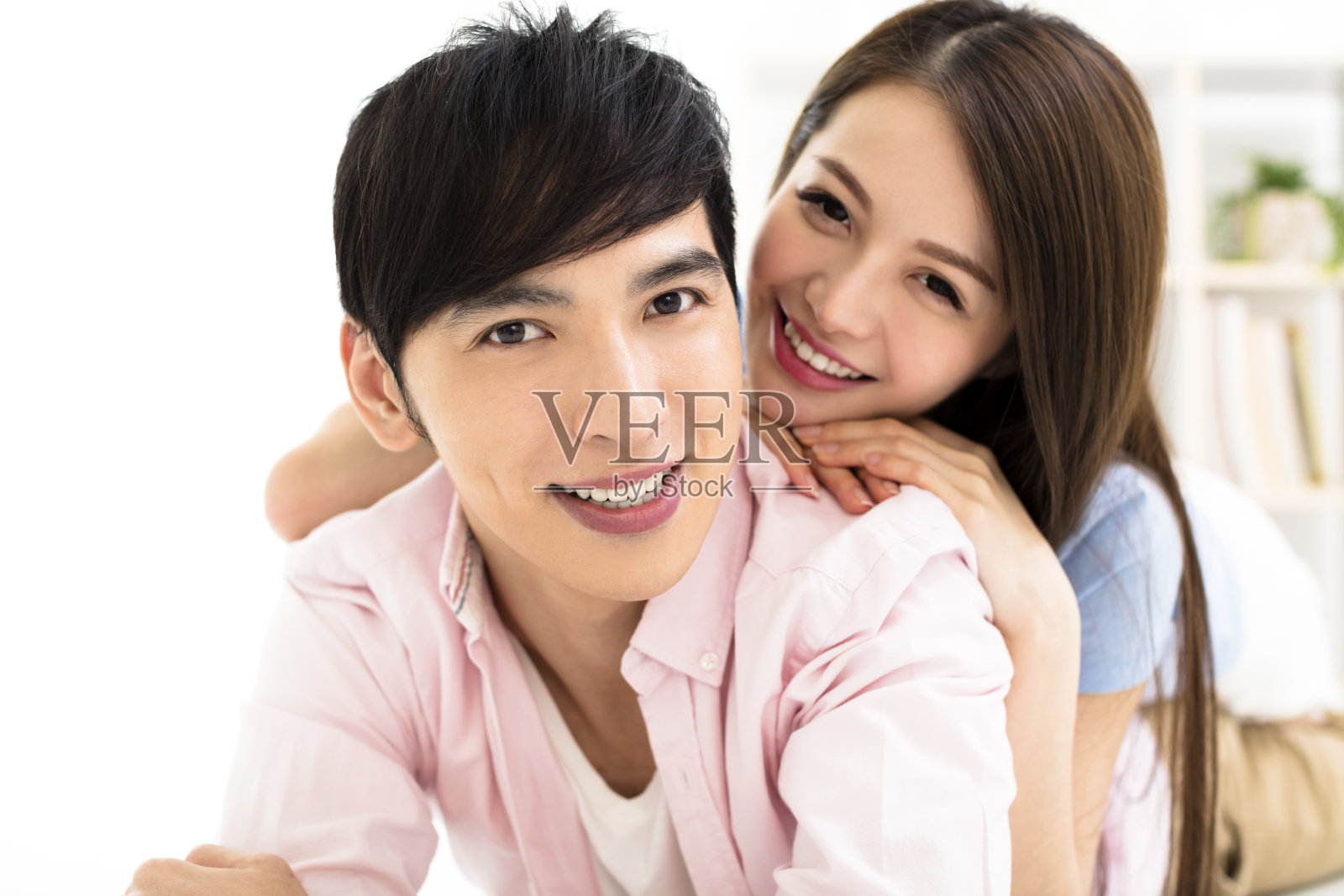 微笑的亚洲年轻夫妇的肖像照片摄影图片