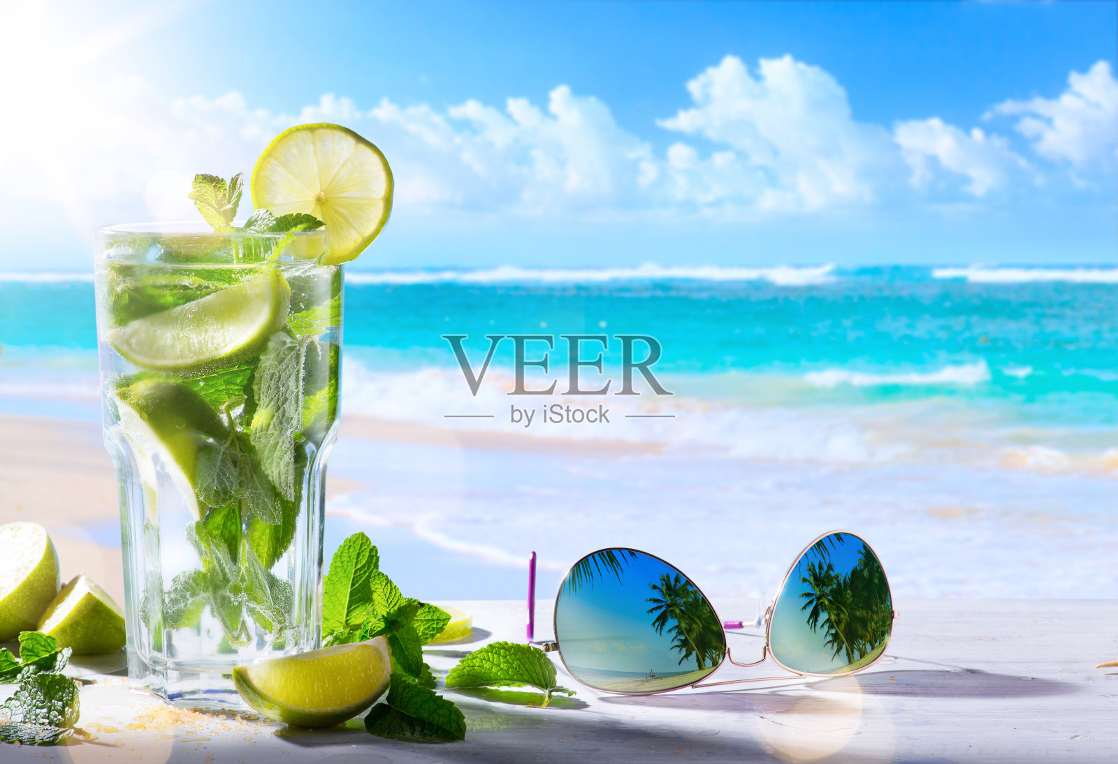 热带暑假;异国情调的饮料在模糊的热带海滩背景照片摄影图片