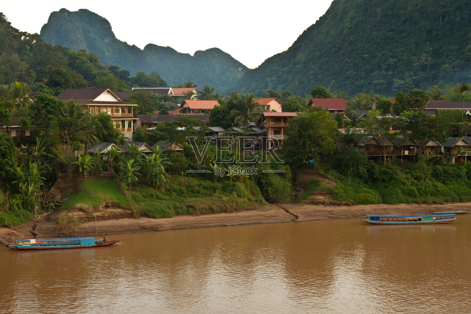 Nong Khiaw 村的 Nam Ou 河照片摄影图片