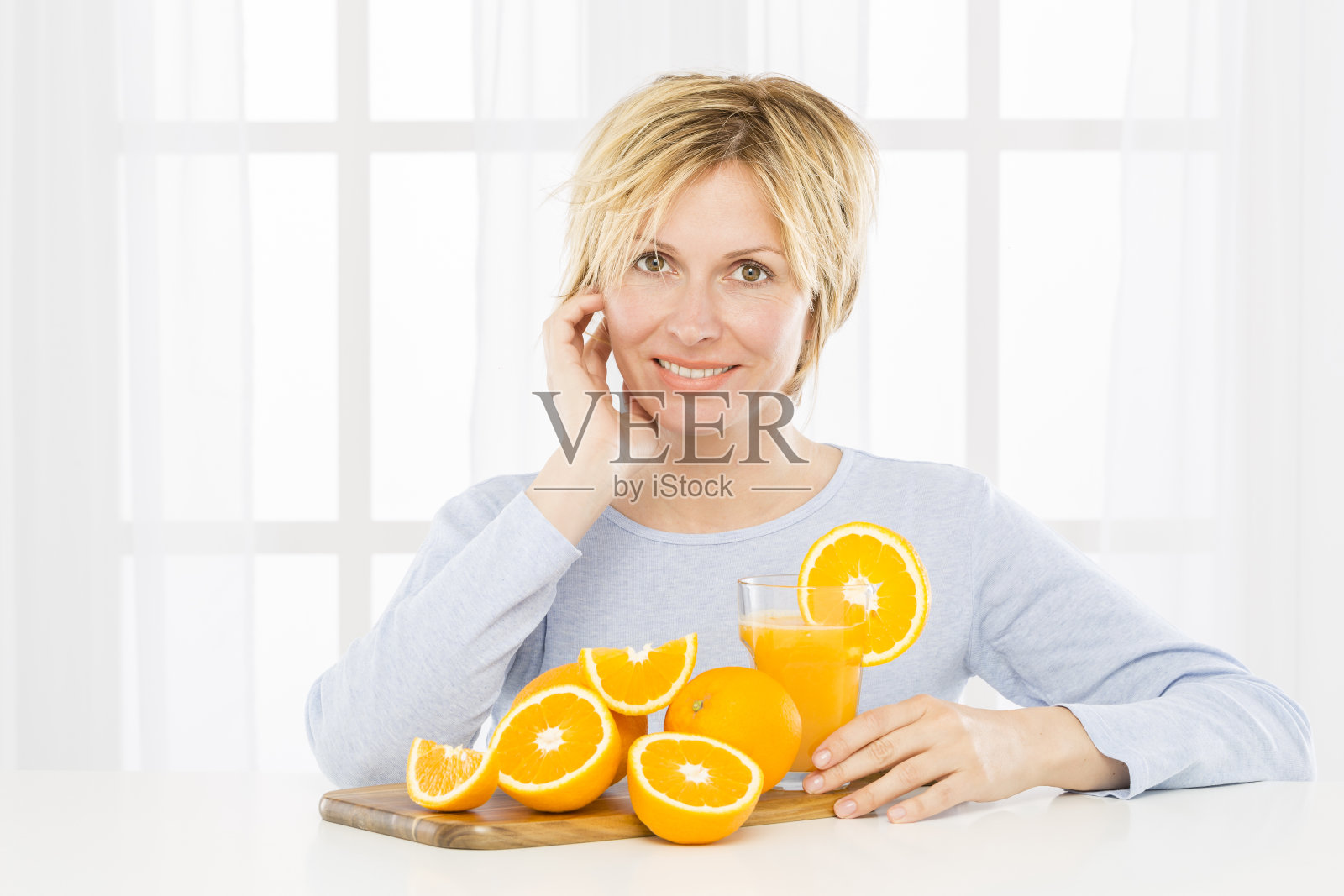 女人和橙色。照片摄影图片