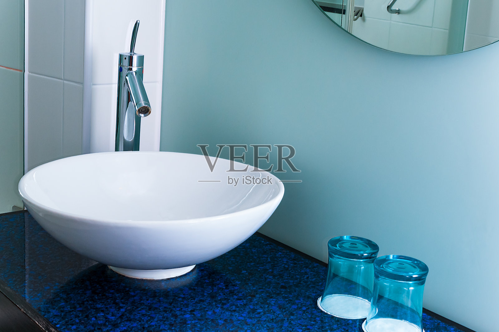 浴室水槽，台面，水龙头，混合器，玻璃，蓝色照片摄影图片