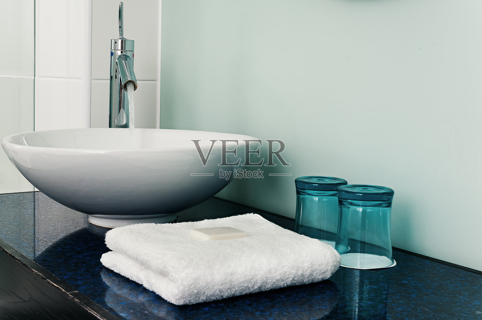 浴室水槽，柜台，毛巾，水，玻璃，蓝色照片摄影图片