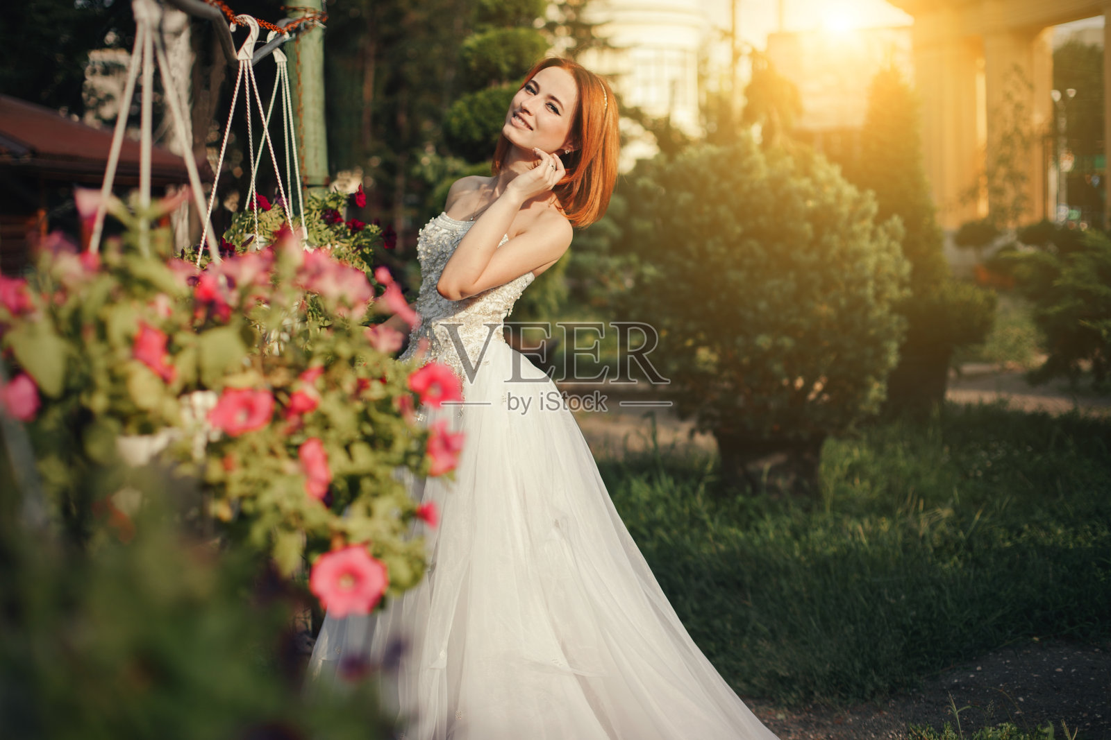 美丽的年轻新娘在公园摆姿势照片摄影图片