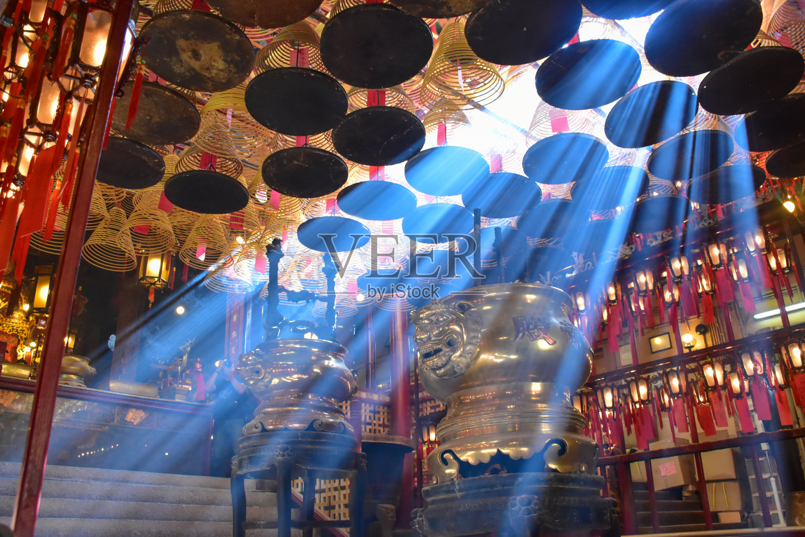 香港文武寺的天花板上挂着美丽的灯和香照片摄影图片