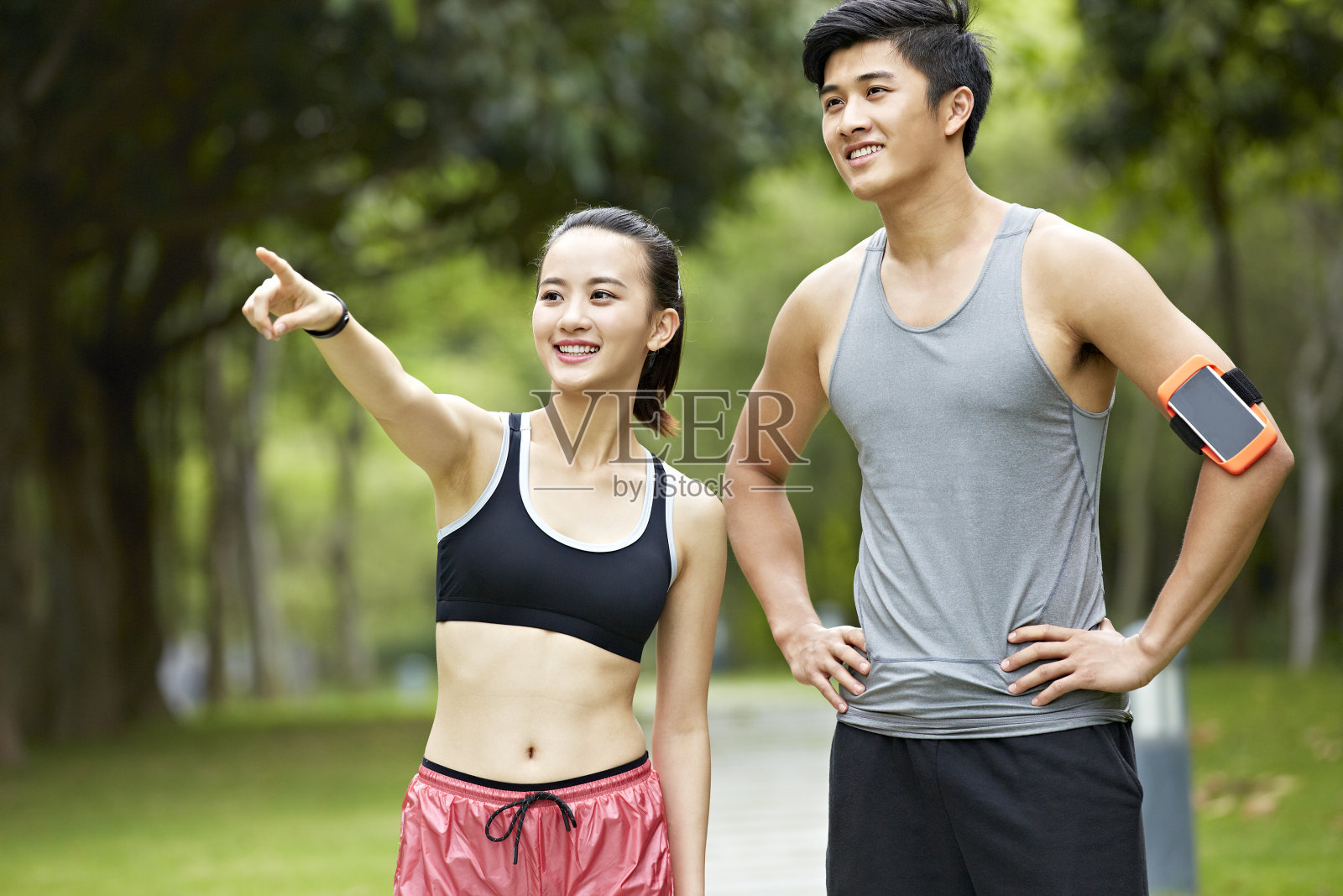 年轻的亚洲夫妇在户外跑步照片摄影图片