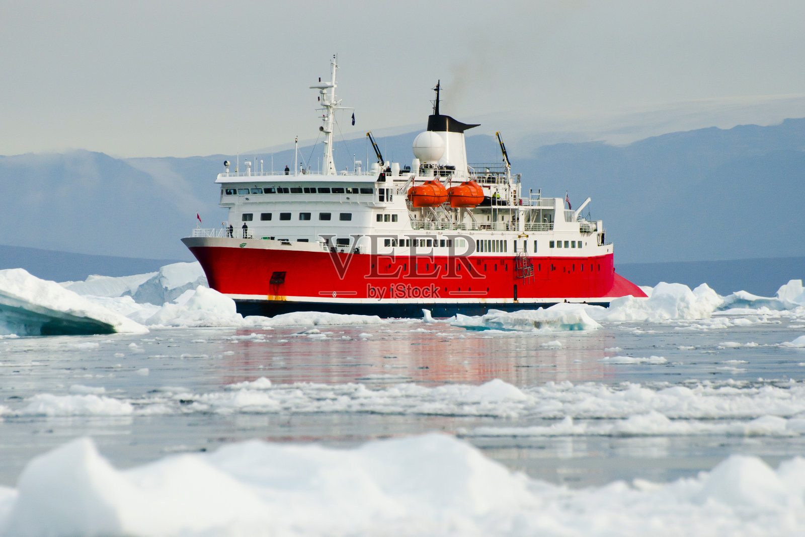 考察船-斯考兹比海峡-格陵兰岛照片摄影图片