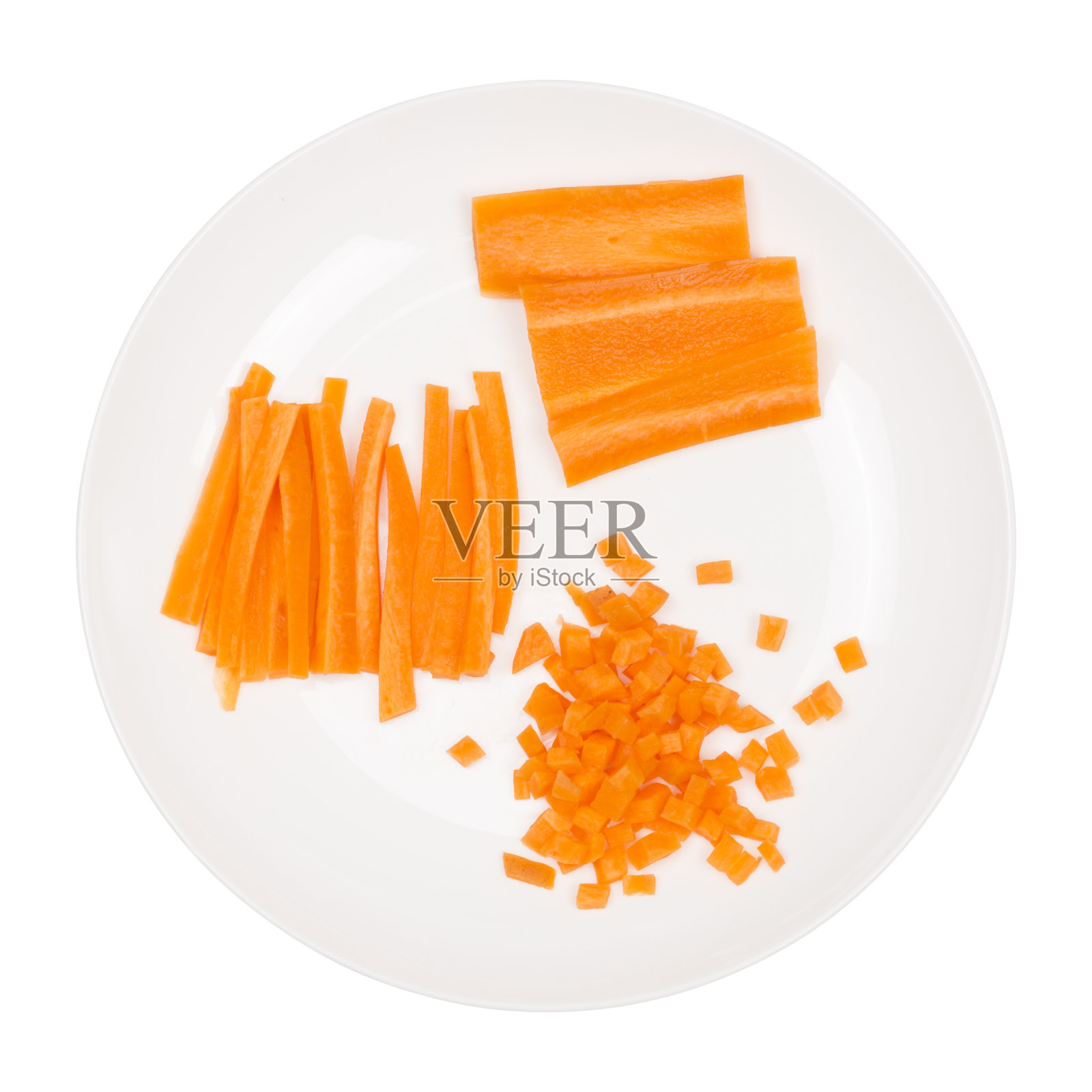 切碎的生胡萝卜放在盘子里。前视图。照片摄影图片