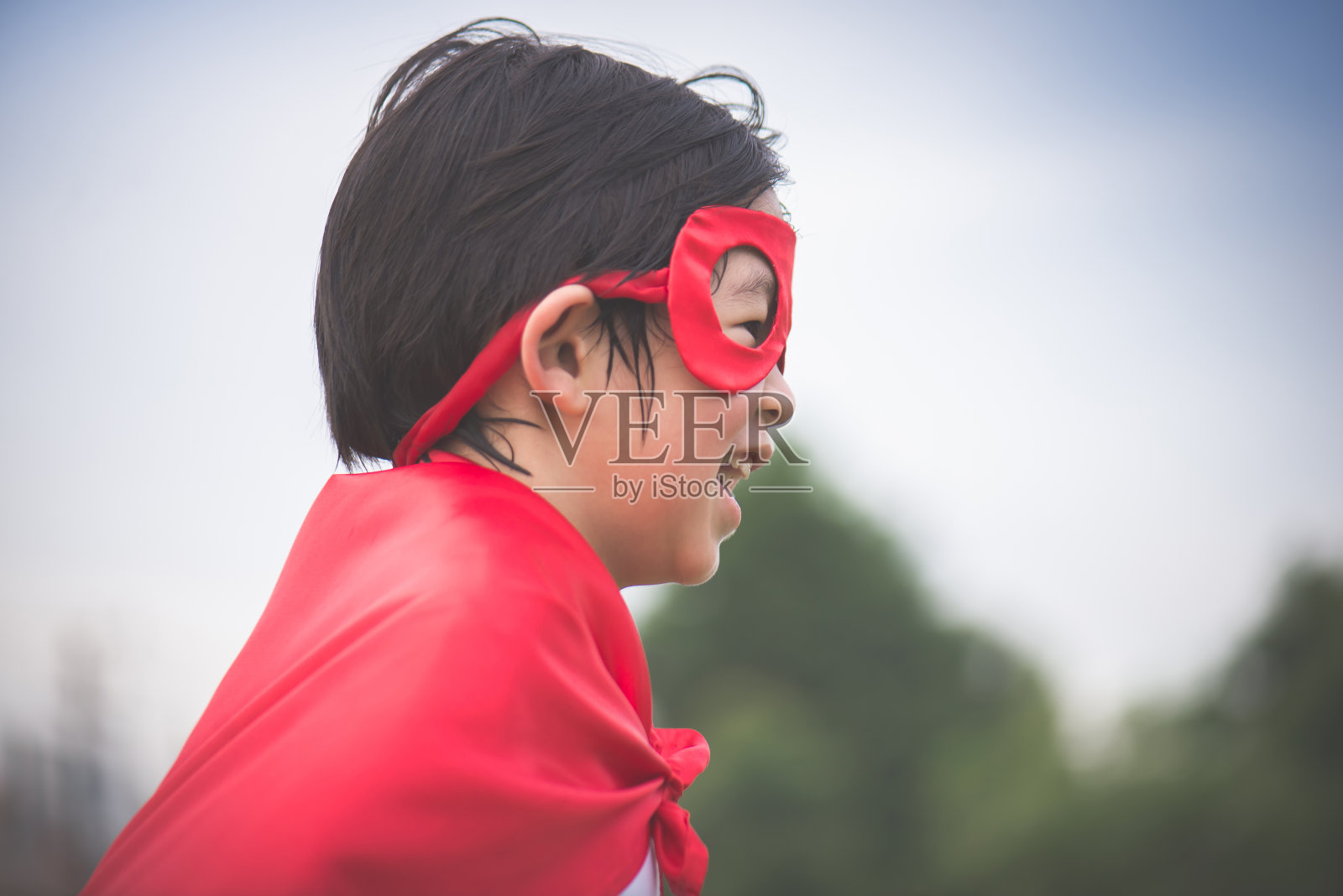 亚洲小孩在玩超级英雄的戏服照片摄影图片