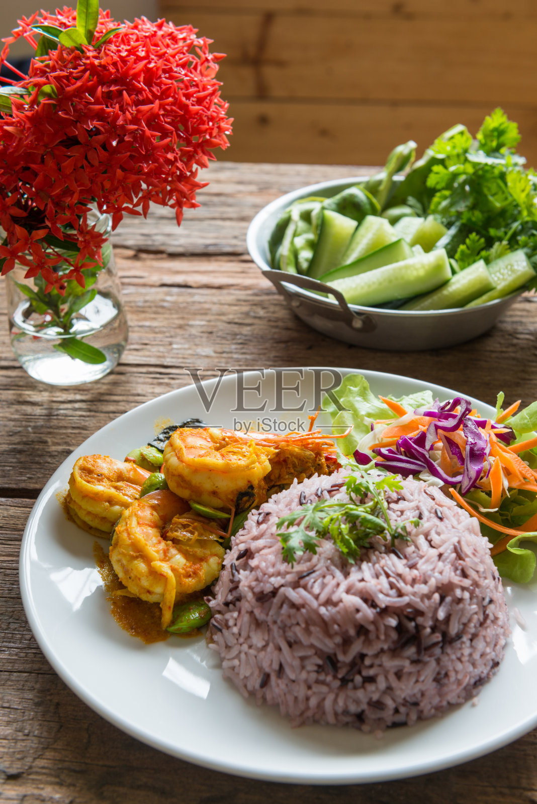 辛辣的泰国菜，红咖喱虾和糙米照片摄影图片