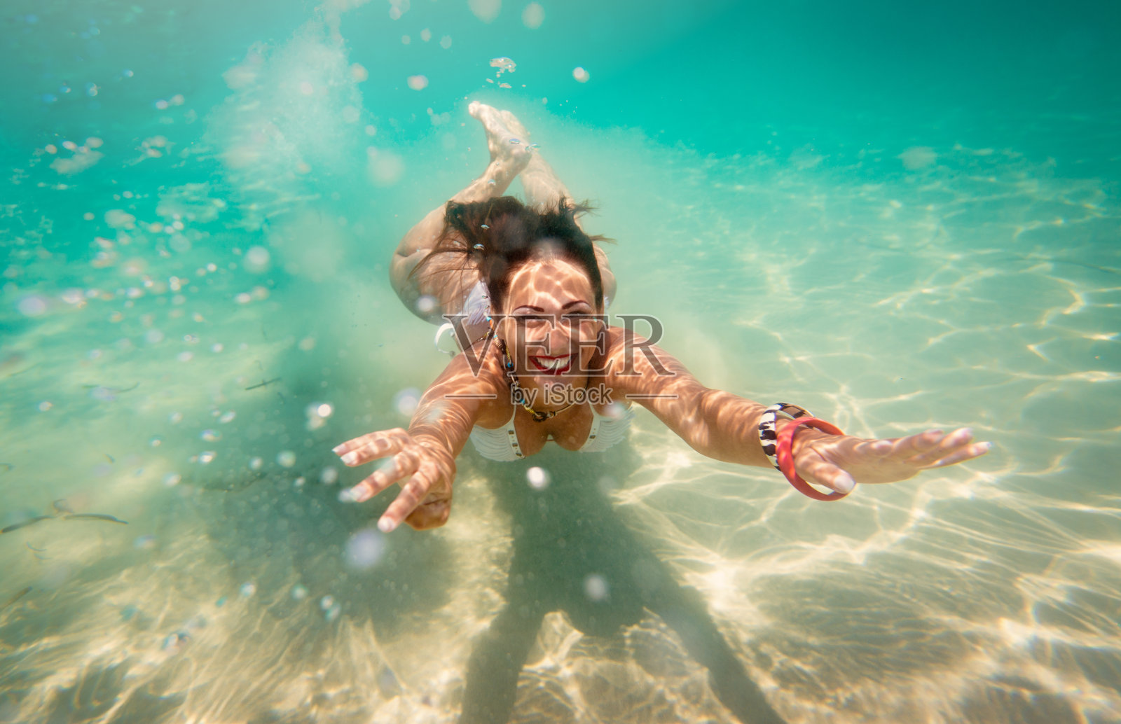可爱的女孩在海底游泳照片摄影图片