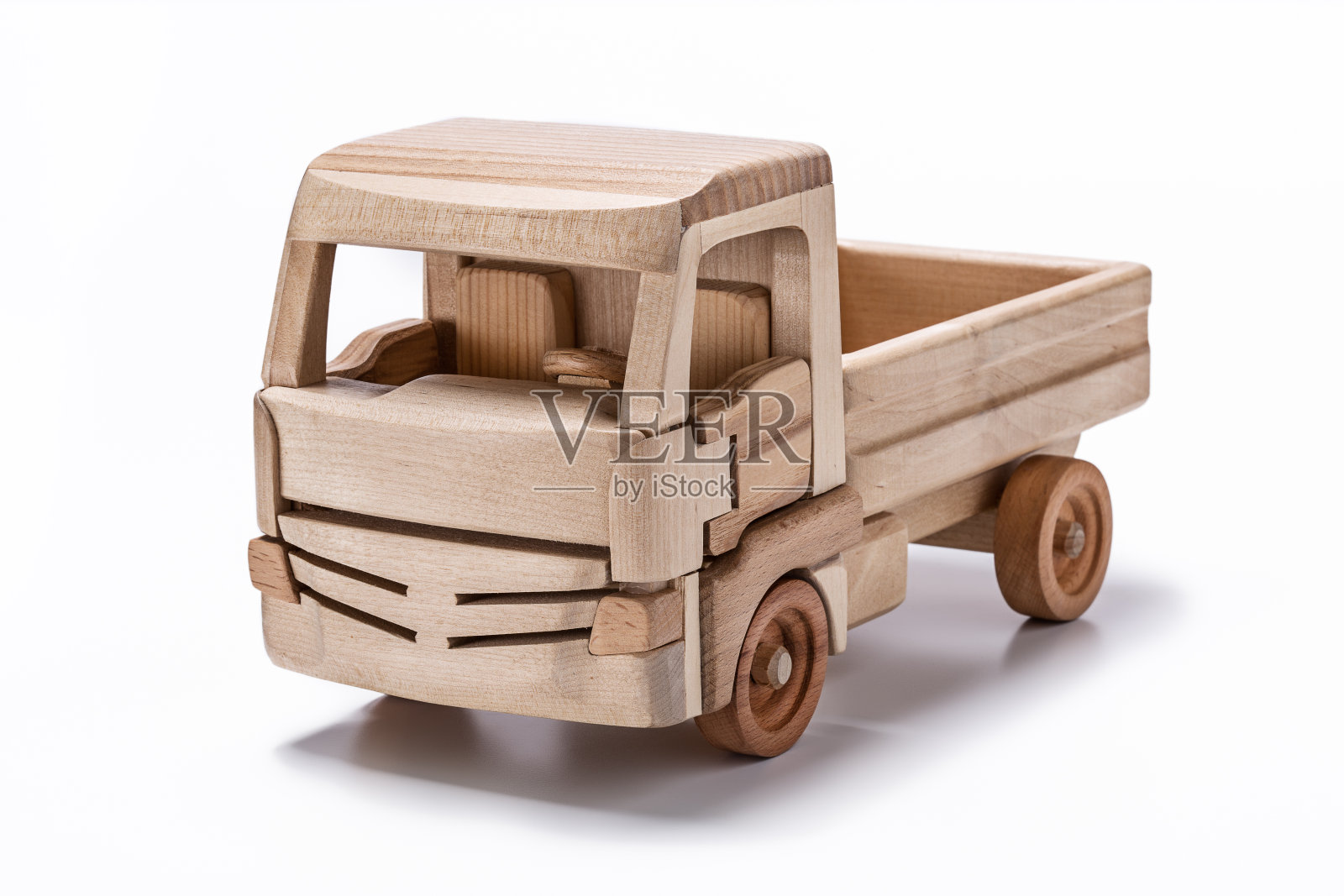 那辆卡车是用天然木材制成的玩具。照片摄影图片