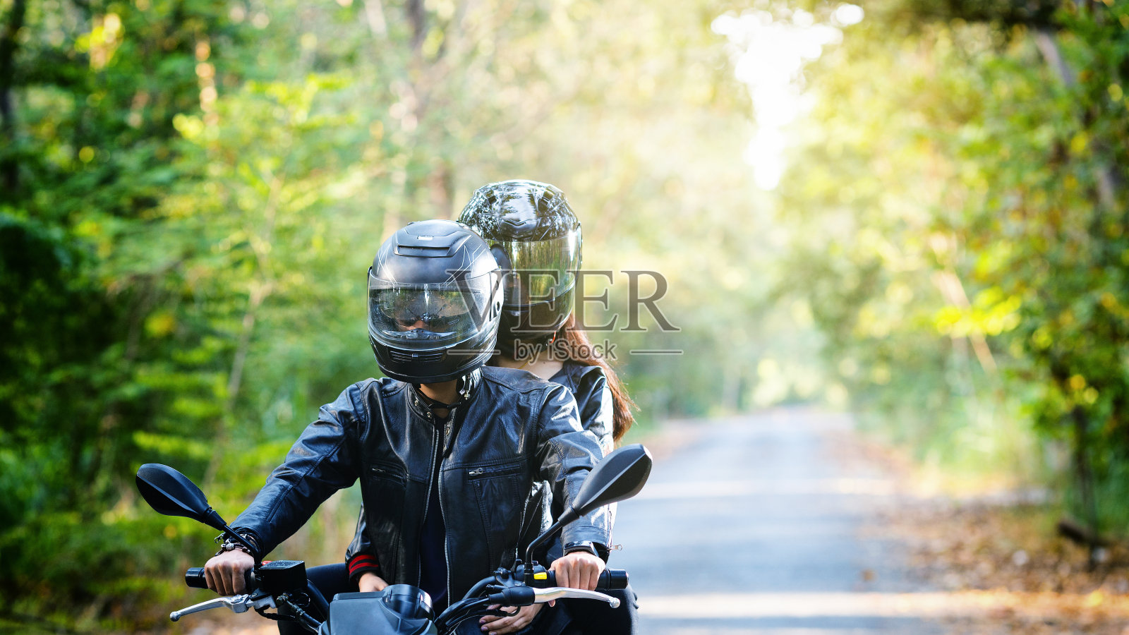 骑摩托车的情侣照片摄影图片