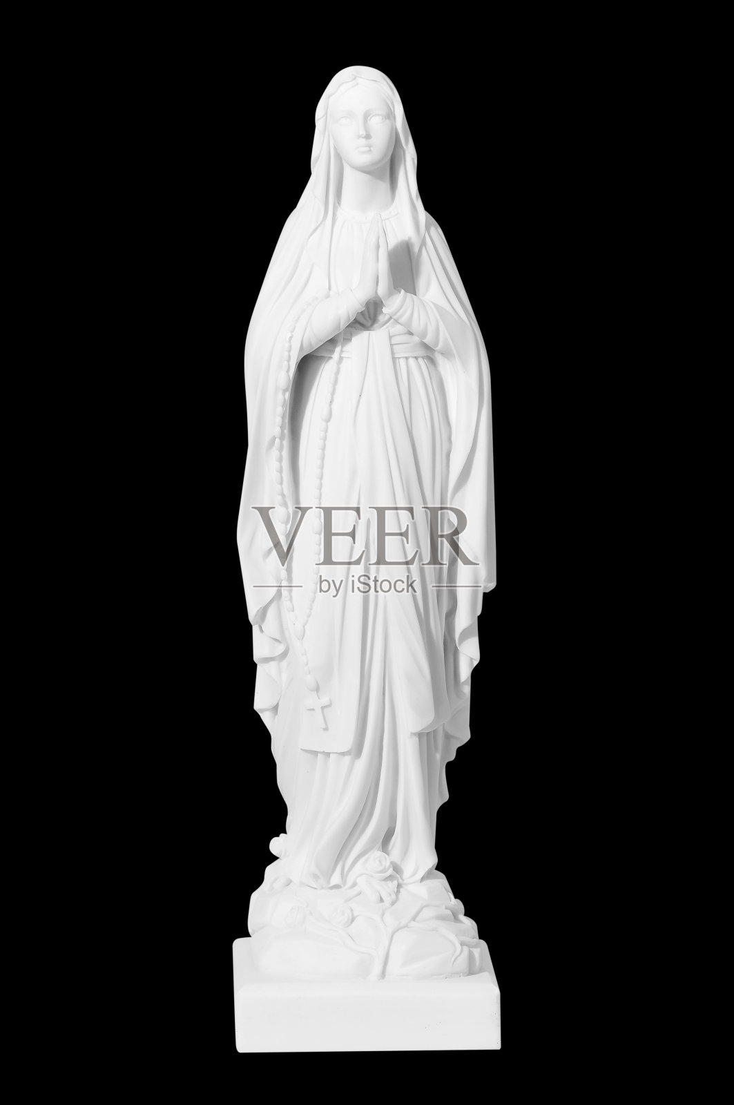 一尊虔诚的年轻女子在黑色背景上独自祈祷的雕像照片摄影图片
