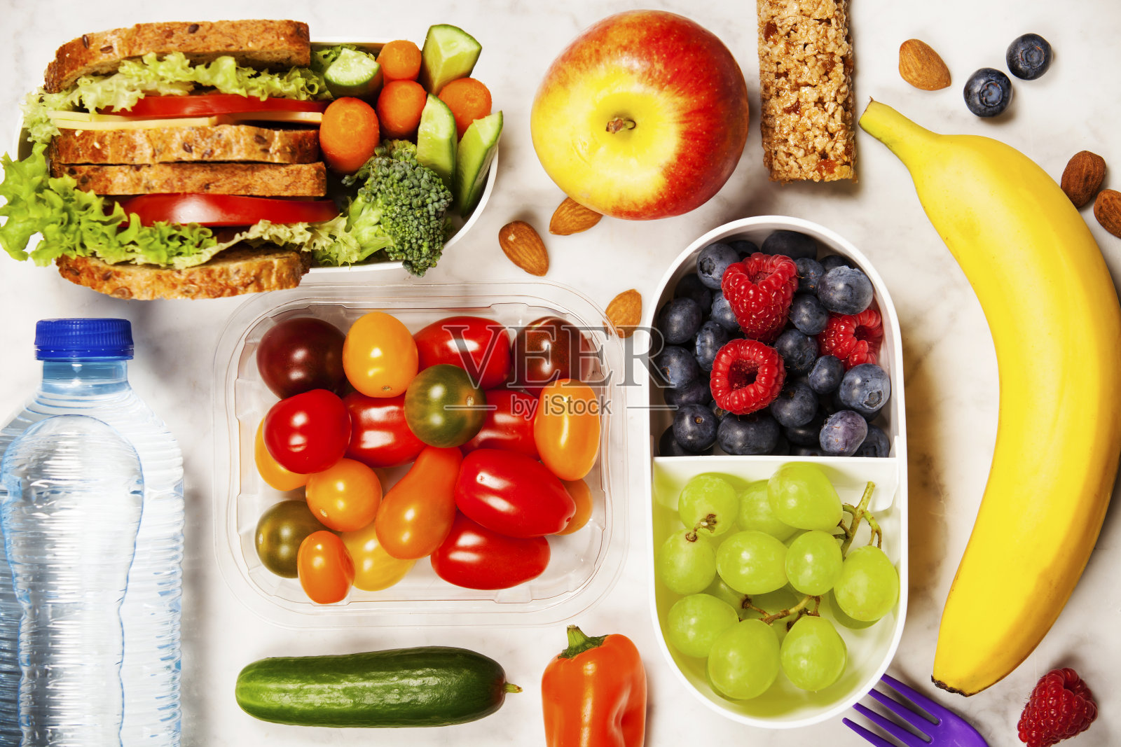 健康午餐盒，有三明治和新鲜蔬菜，一瓶水和水果照片摄影图片