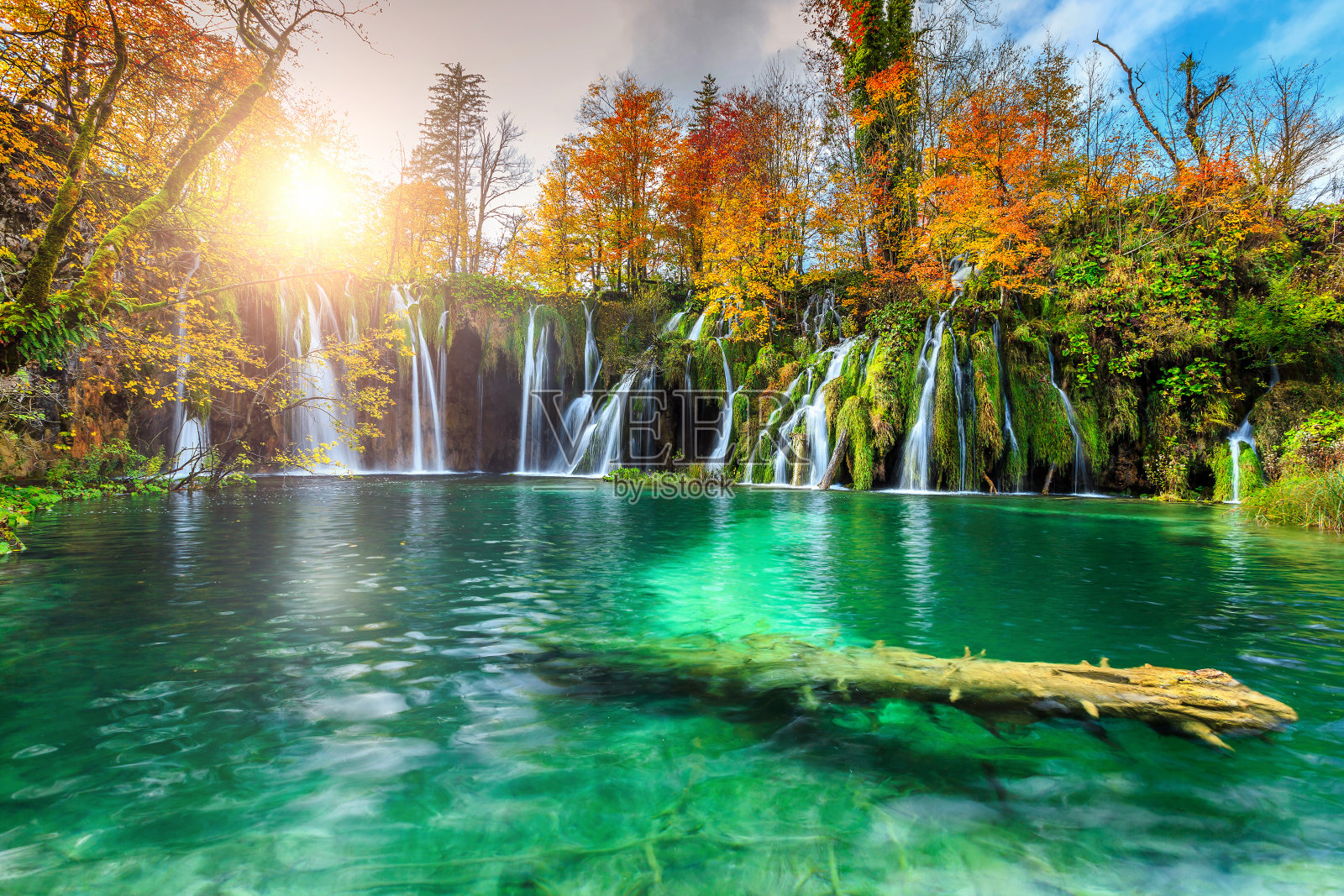 克罗地亚Plitvice国家公园的瀑布，丰富多彩的秋景照片摄影图片