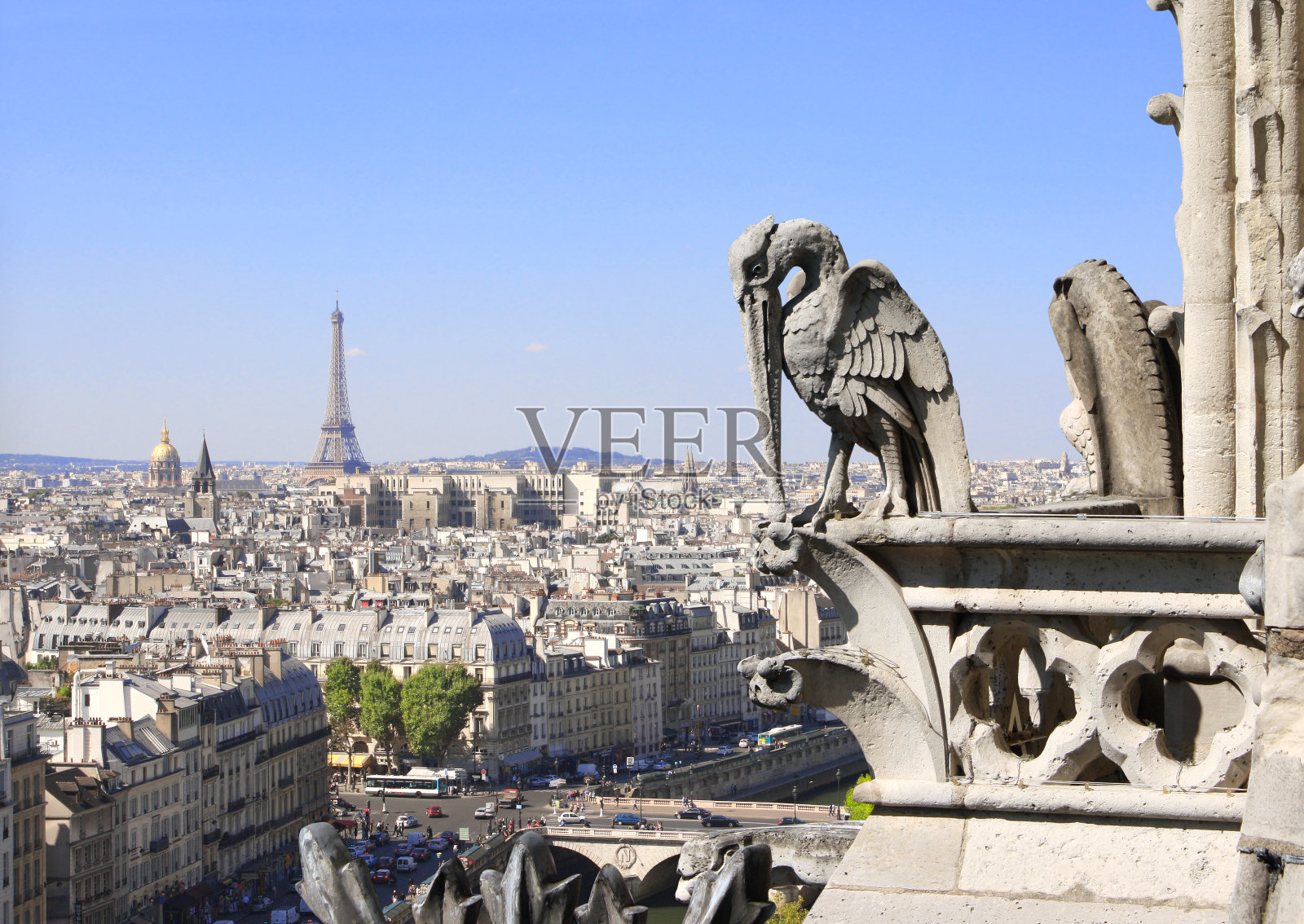 法国巴黎圣母院上俯瞰巴黎的滴水嘴兽照片摄影图片