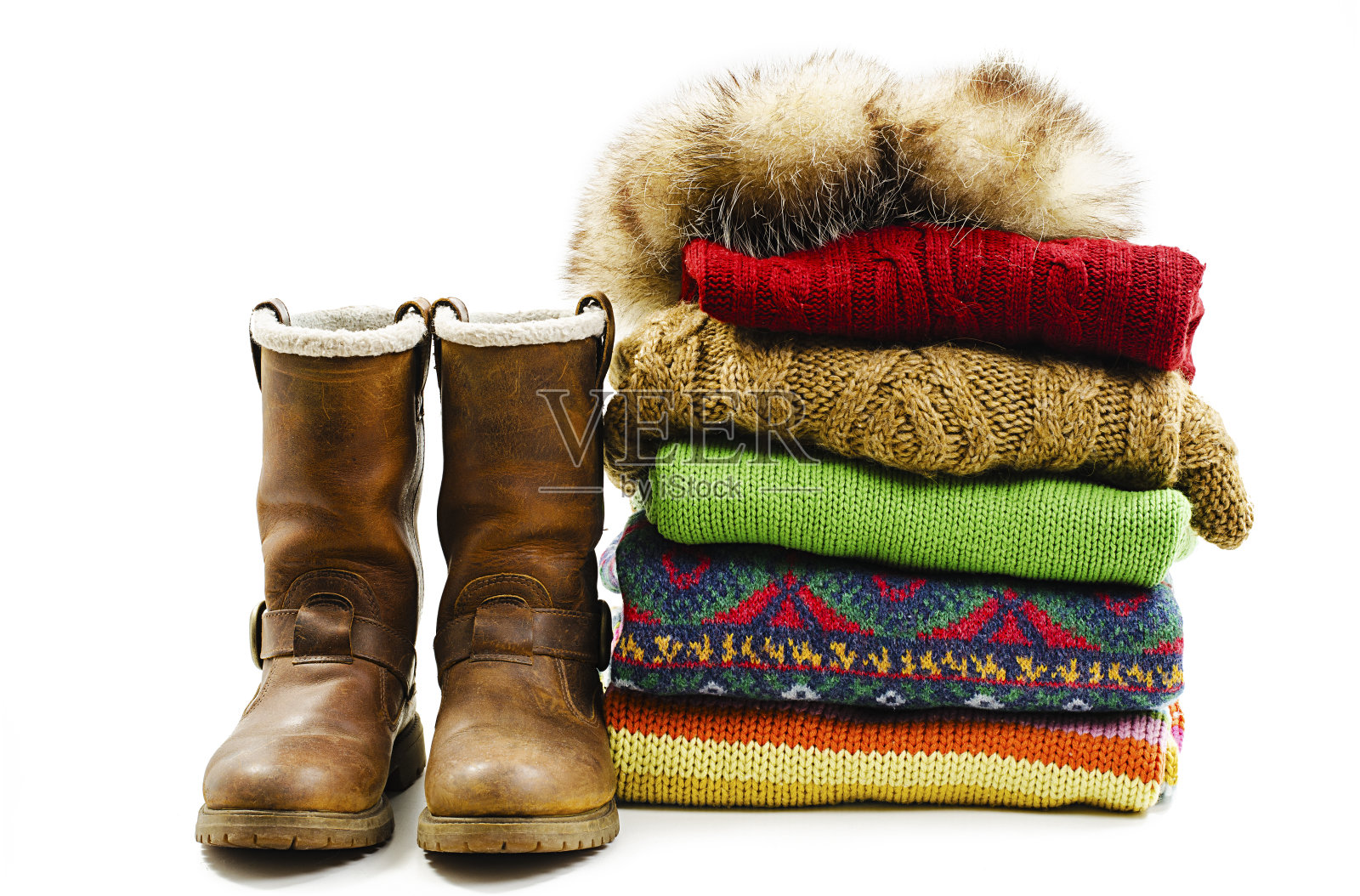 冬天的靴子，帽子和各种毛衣堆叠。冬天的风格照片摄影图片
